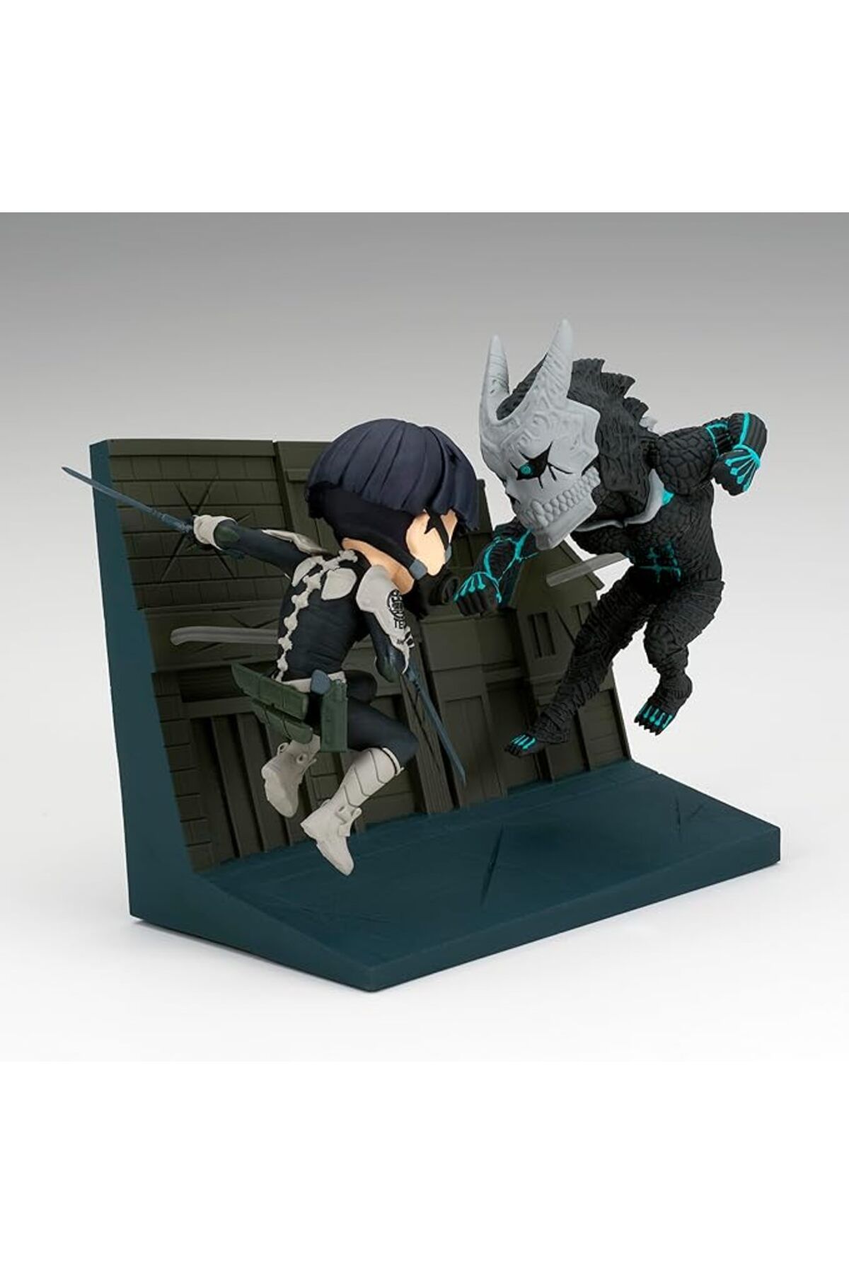 Banpresto-Kaiju No. 8 WCF Log Soshiro Hoshina Vs Kaiju No. 8 Statue 2