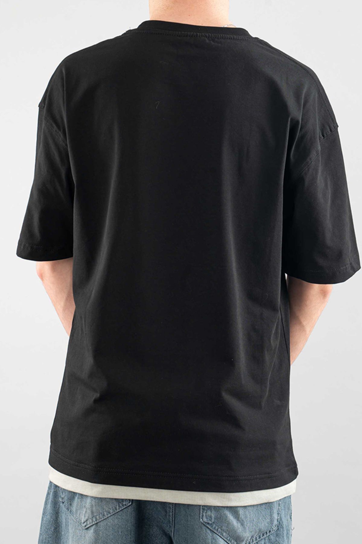 bombe-Ανδρικό μπλουζάκι με λαιμόκοψη Basic Semi Oversize Μαύρο μπλουζάκι με απλό εμπριμέ 6