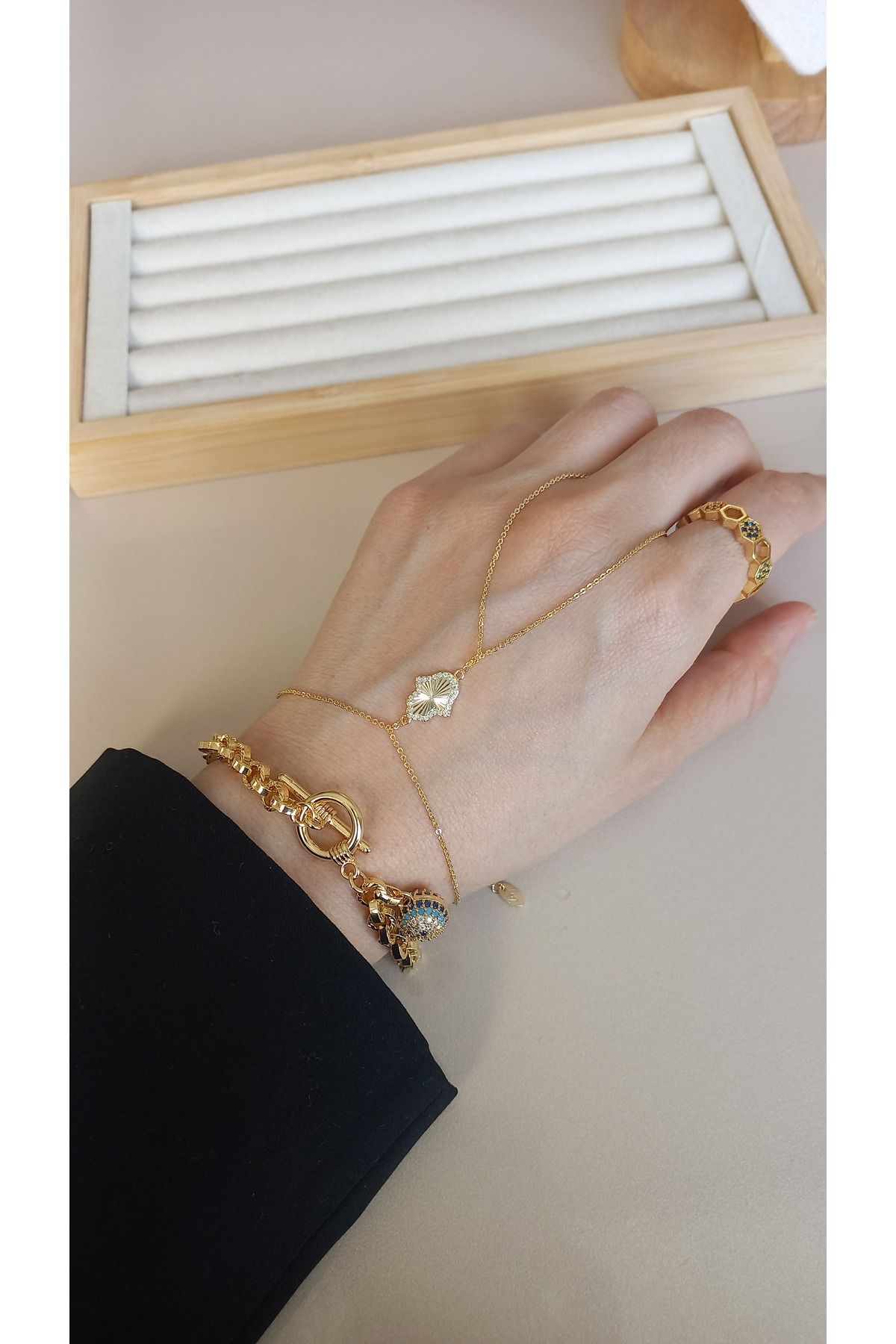 Tişt Accessory Gold Renk Zirkon Taşlı Fatma Ana Eli Trend Vip Şahmeran
