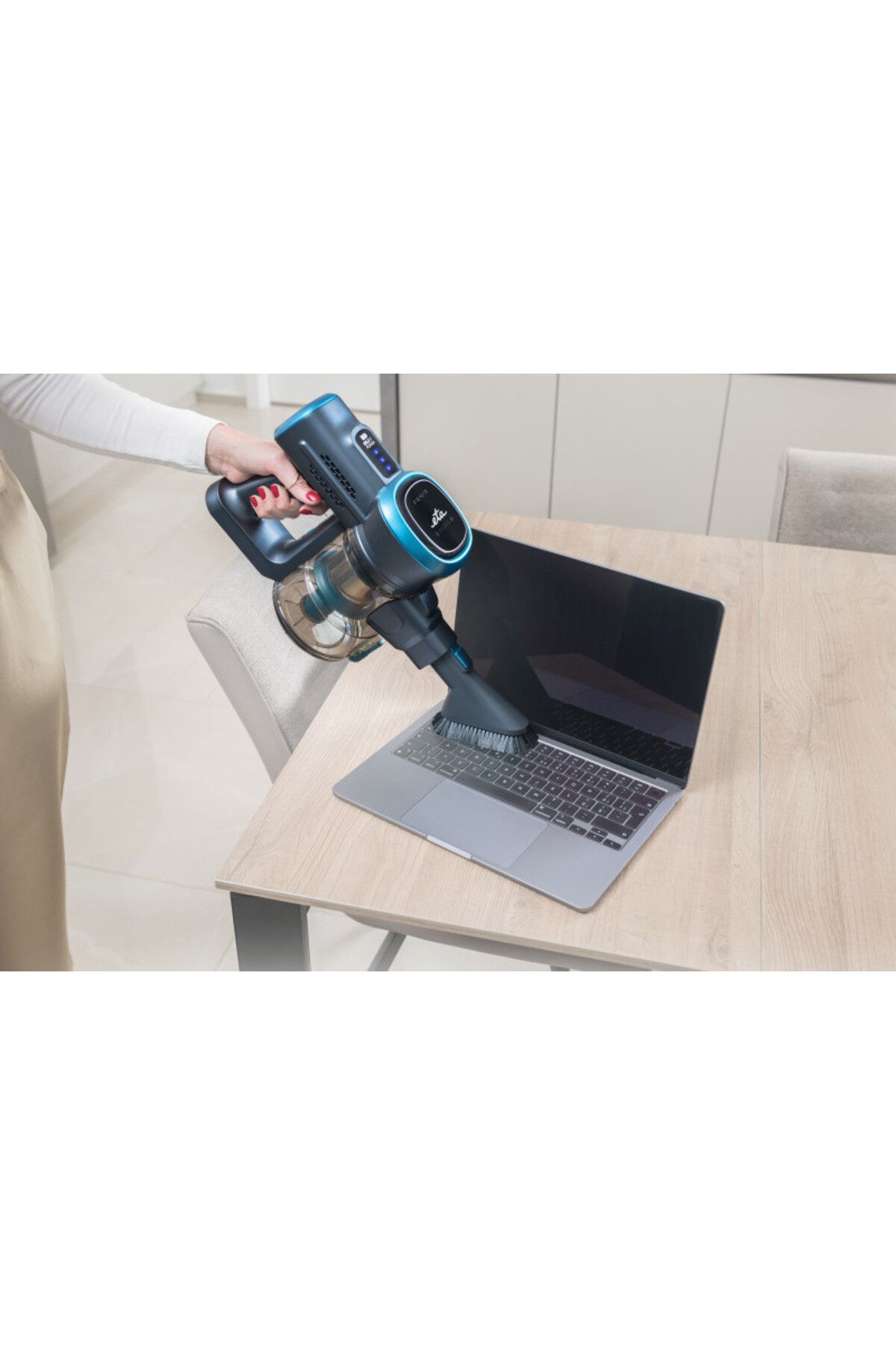 ETA-Vertical vacuum cleaner 2 in 1 Fenix 1233 90000, Li-Ion battery 25.2 V / 2200 mAh, container 0.6 l 18