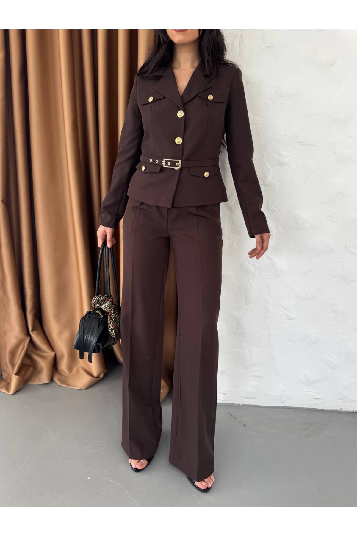 Costume femme marron avec ceinture et détails boutons dorés - Görsel 6