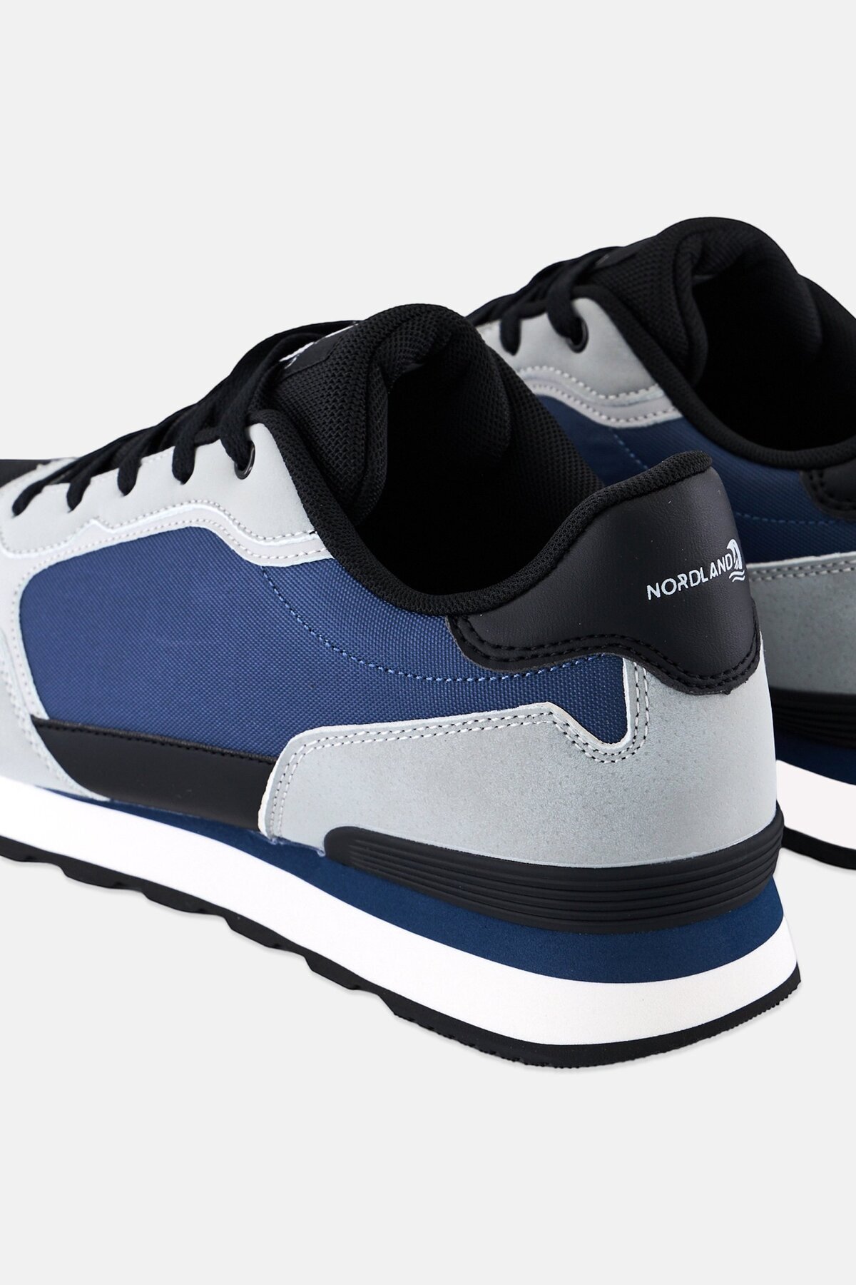 حذاء رياضي رجالي خارجي برباط وشعار العلامة التجاري...