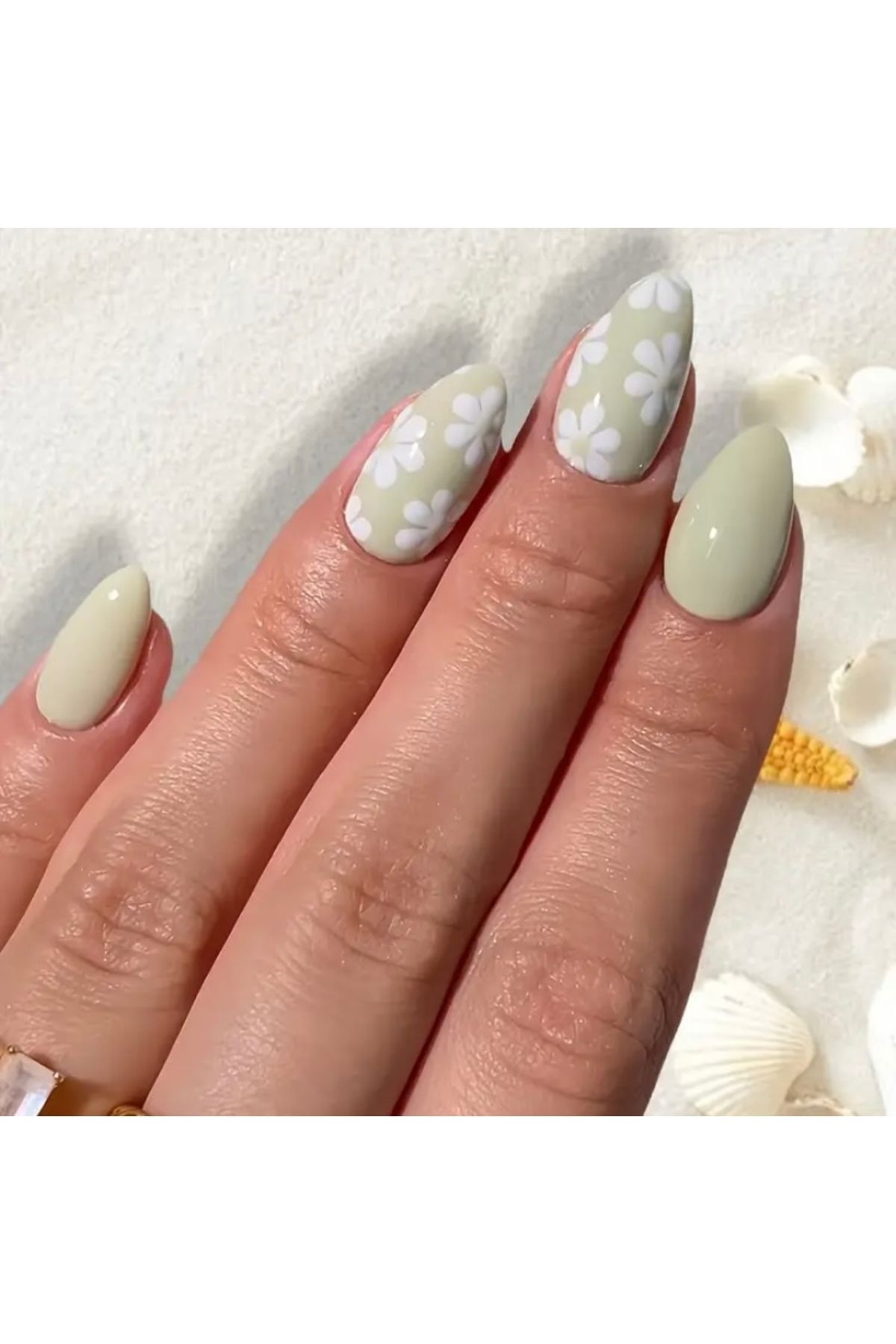 Accessories Vanilla Avenue Açık Yeşil Papatya Badem Kendinden Yapışkanlı Takma Tırnak Seti 24 Adet