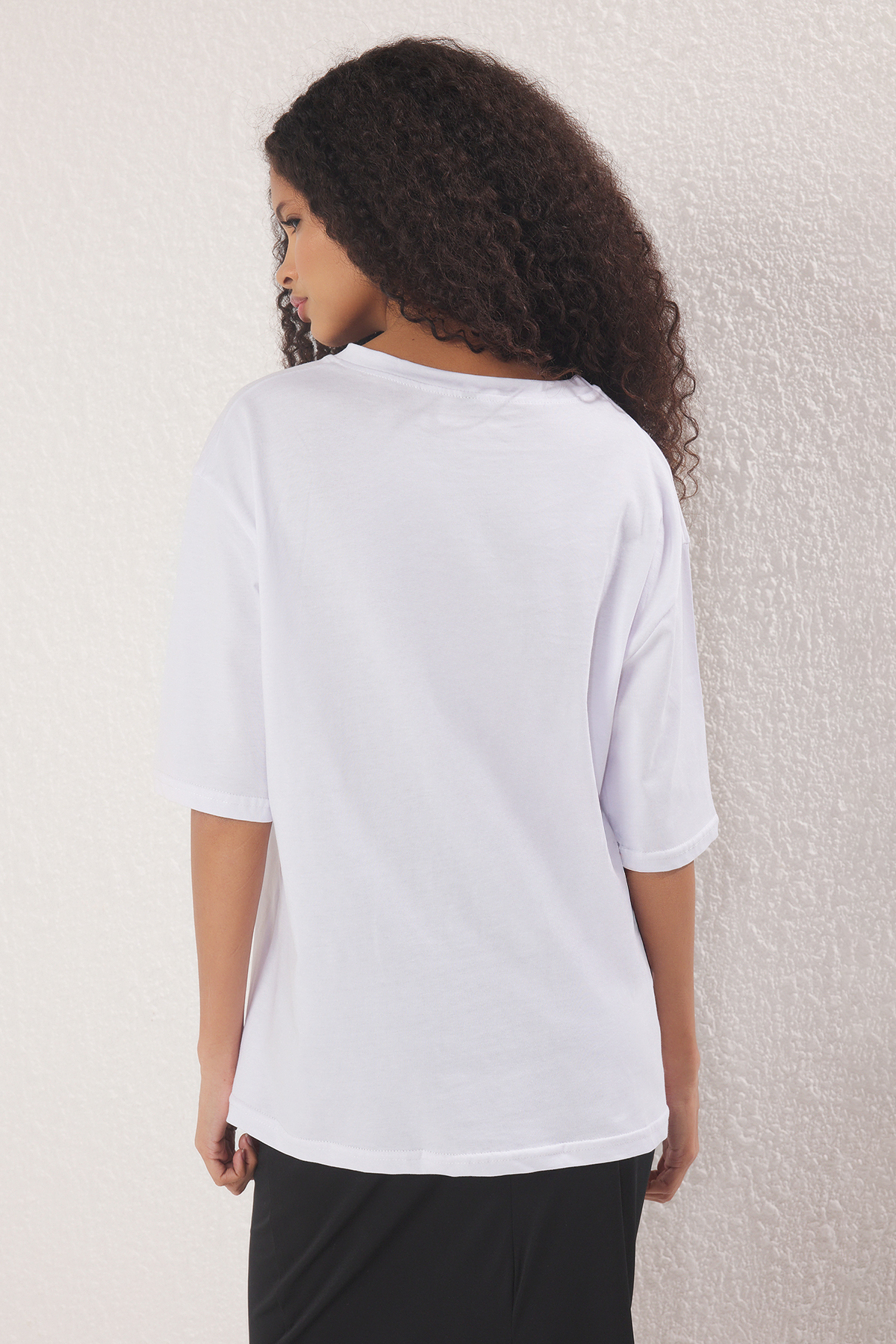 Trendyolmilla  Beyaz %100 Pamuk Çiçek Aksesuar Detaylı Rahat/Relaxed Kesim Örme T-Shirt TWOSS25TS00200 - Görsel 4