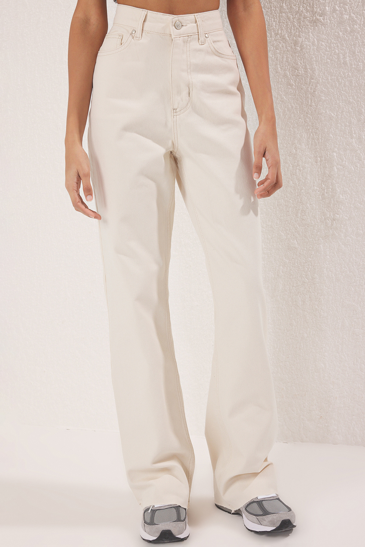 Trendyol Collection Ecru magas derekú direkt farmernadrág kivágással: TWOAW25JE00378