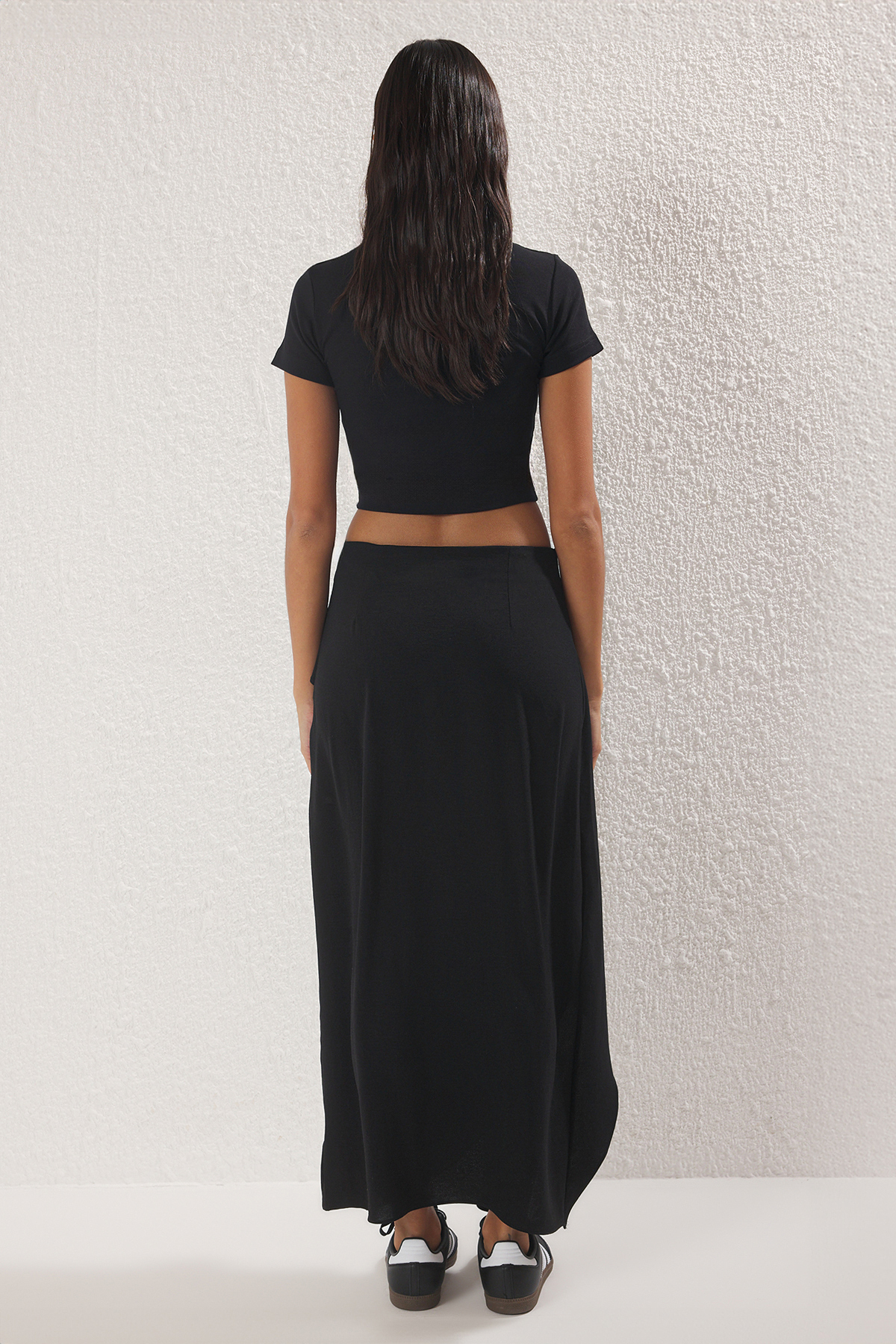 Trendyolmilla  Siyah Ayrobin Düğüm Detaylı Midi Etek TWOSS25ET00190 - Görsel 4