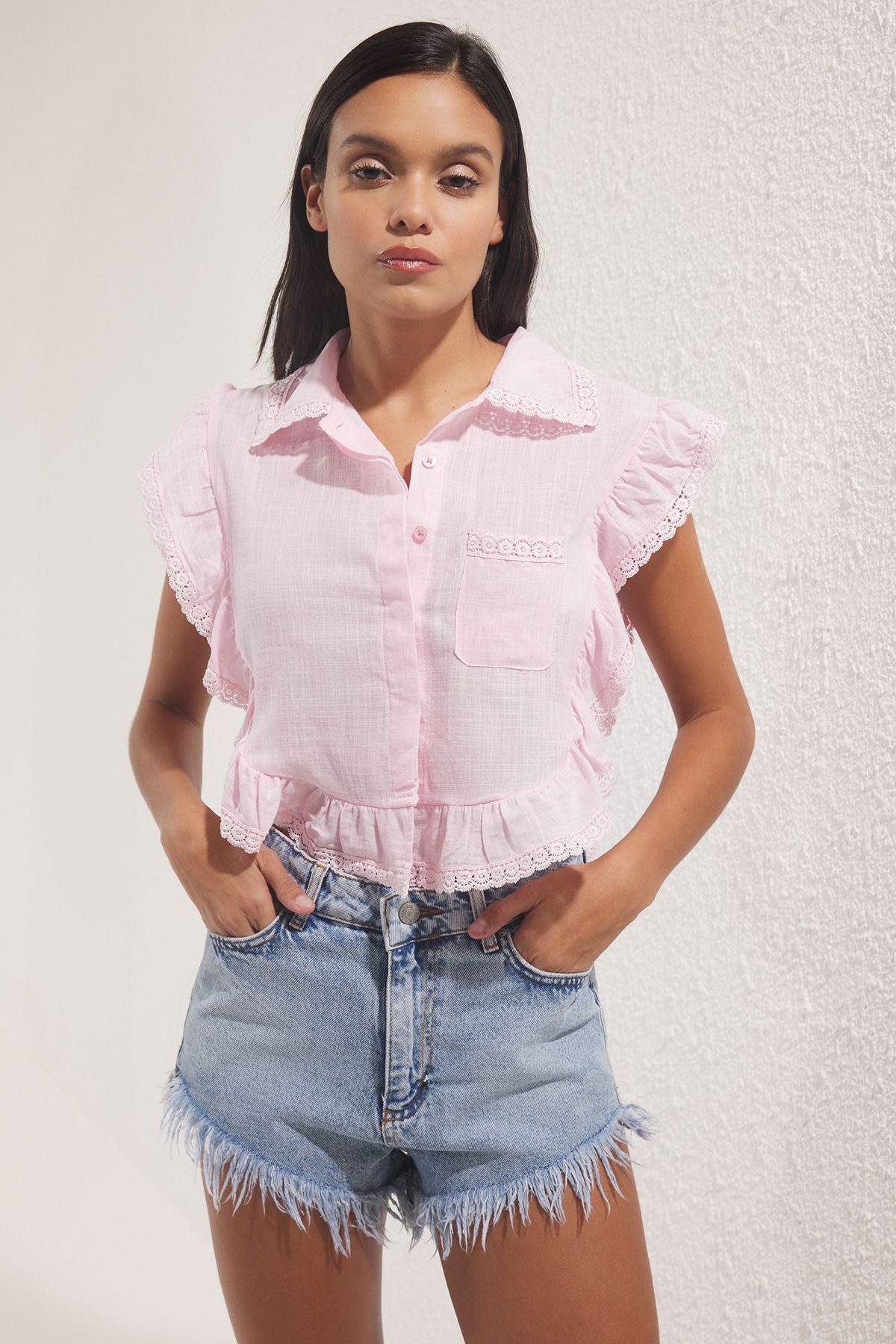 Trendyol Collection Světle růžová růžová košile bez rukávů s volánem TWOSS25GO00157
