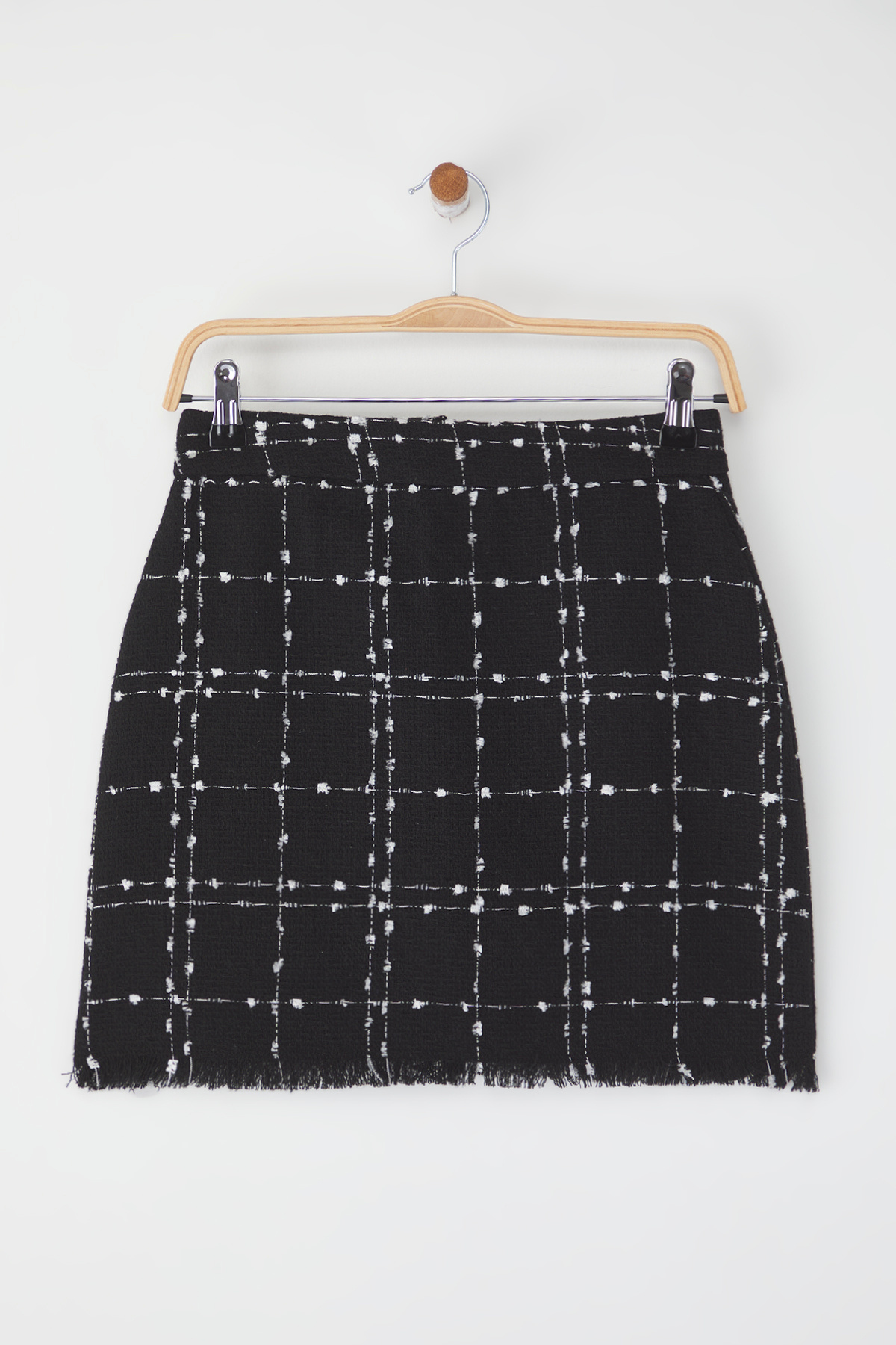 Trendyolmilla  Siyah Tüvit Kumaş Etek Ucu Püskül DEtaylı Kalem Düz Kesim Mini Boy Dokuma Etek TWOAW21ET0026 - Görsel 10