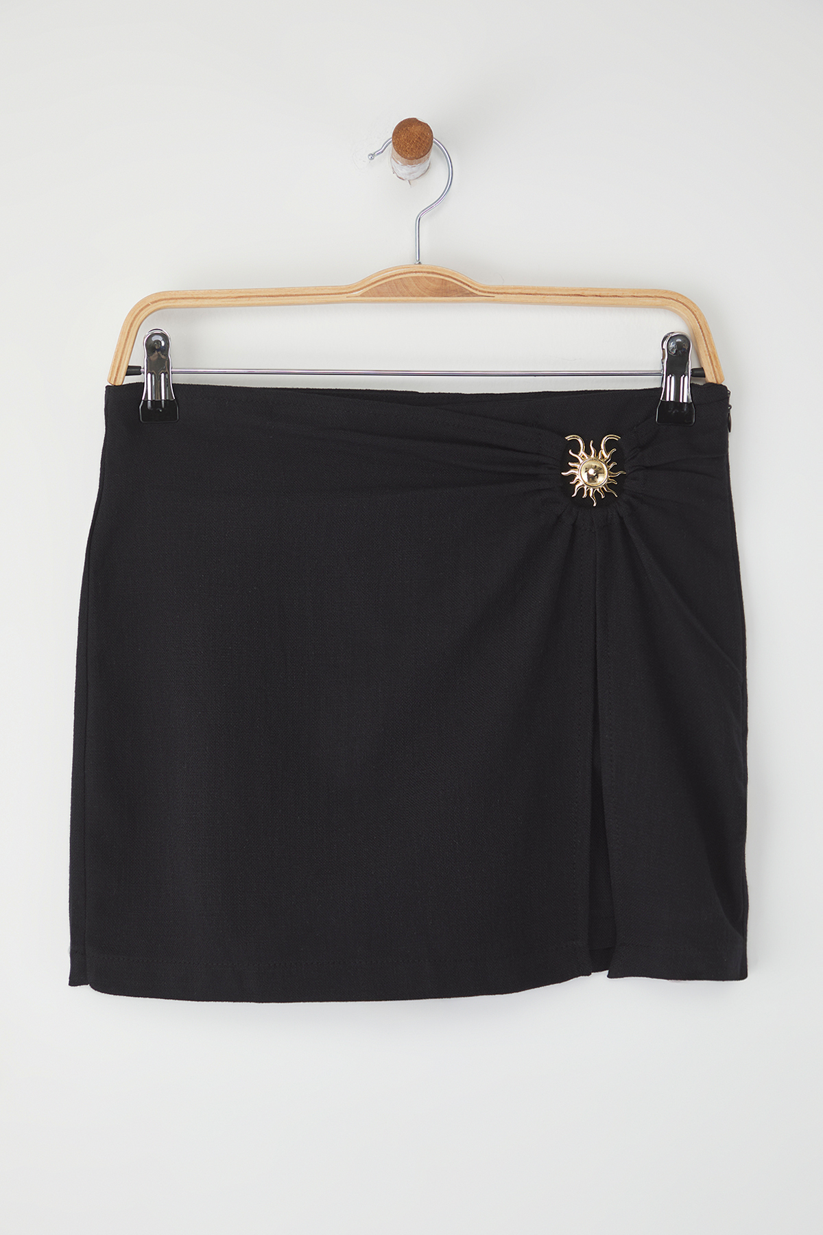 Trendyolmilla  Siyah Dokuma Aksesuar Detaylı %100 Pamuk Plaj Mini Yüksek Bel Şort & Bermuda TBESS25SR00018 - Görsel 6