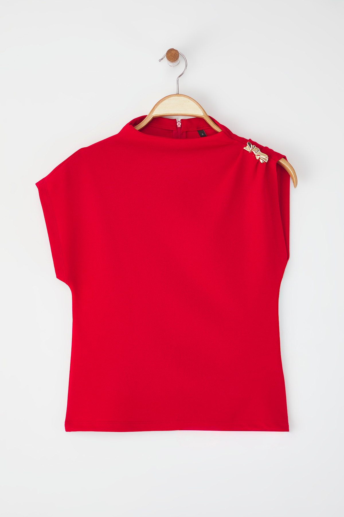 Trendyolmilla  Kırmızı Fitted/Vücuda Oturan Aksesuar Detaylı Drapeli Esnek Örme Bluz TWOSS25BZ00044 - Görsel 6