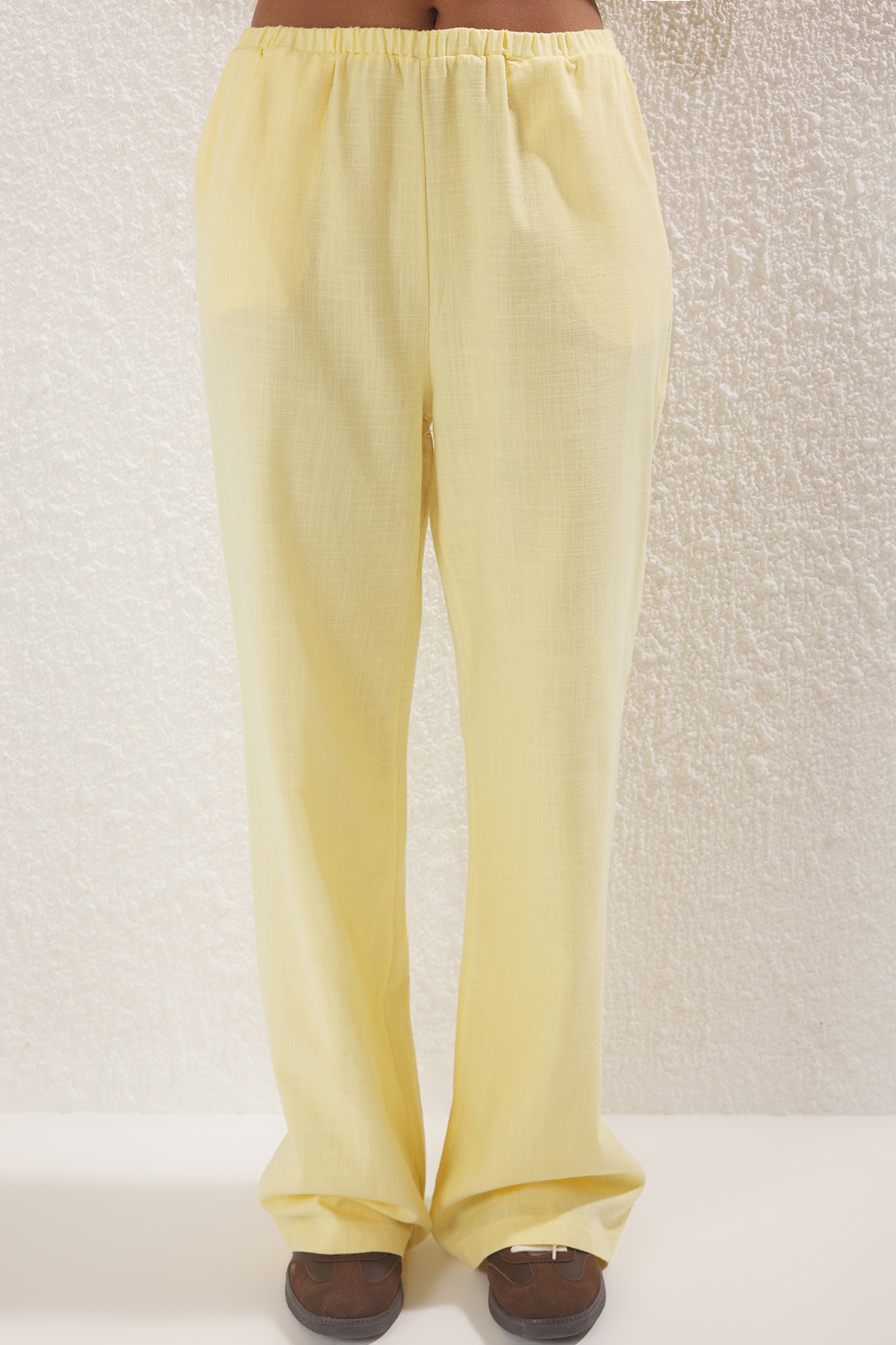 Trendyolmilla  Sarı Fiyonklu Keten Görünümlü Bluz Ve Wide Leg Pantolon Dokuma Alt - Üst Takım TWOSS25AU00034 - Görsel 3