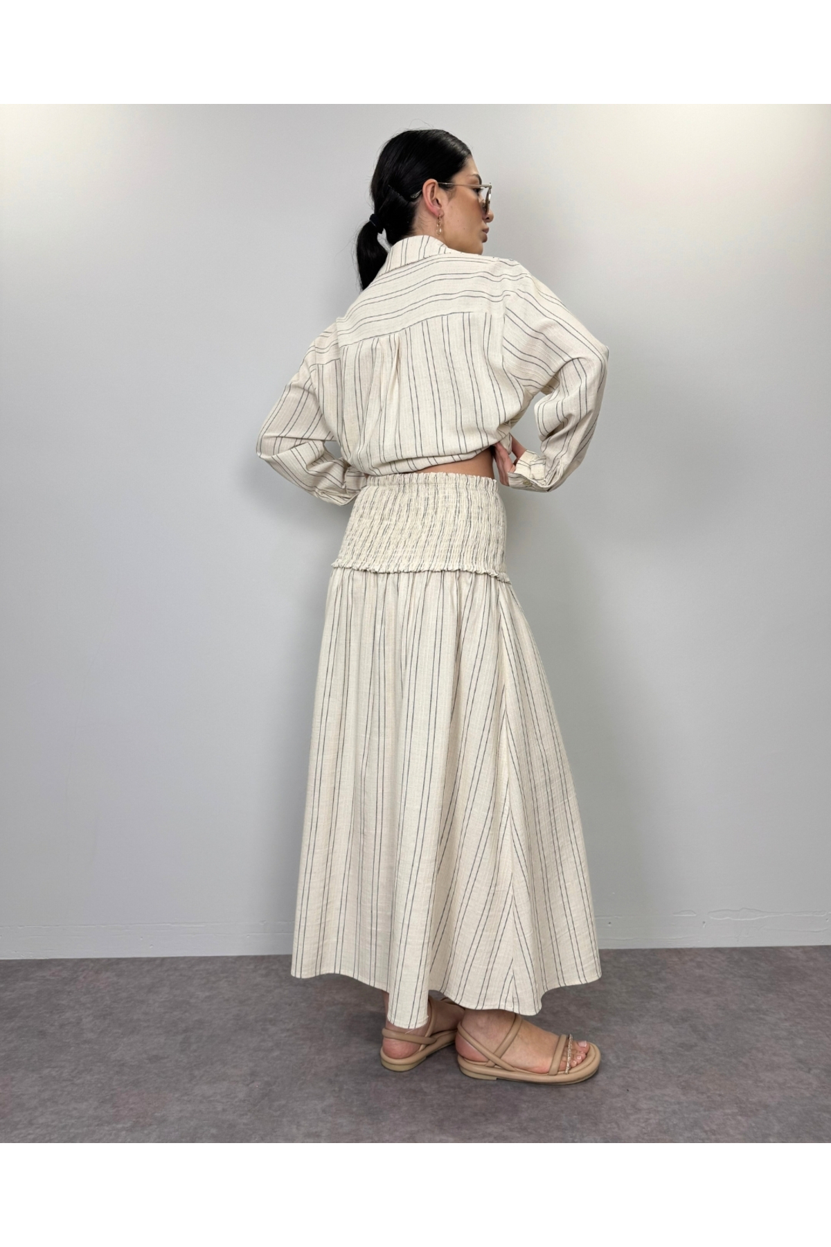 Kadın Bej Siyah Çizgili Keten Oversize Gömlek Lastikli Maxi Boy Etek Ikili Takım