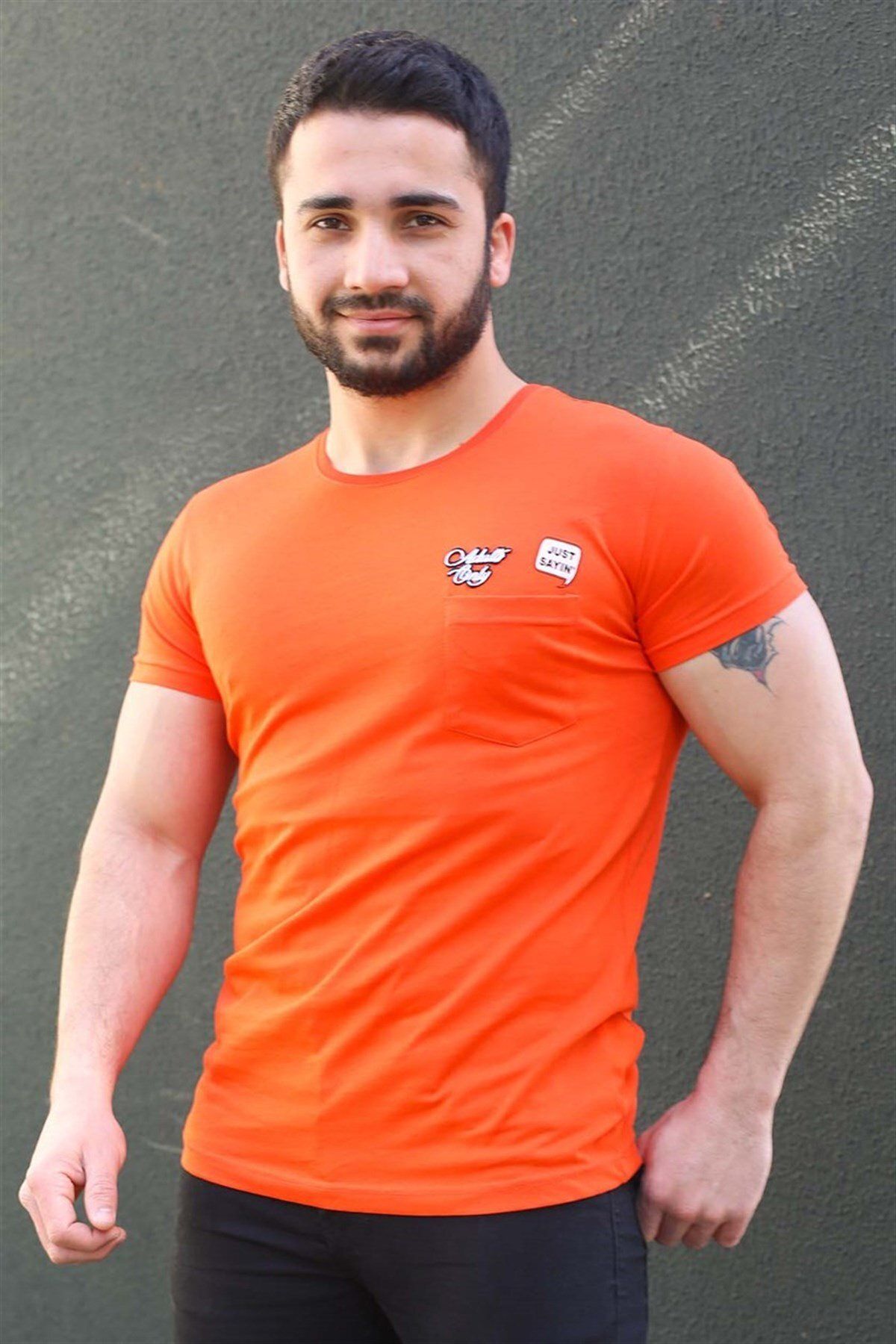 Madmext-Wappendetailliertes oranges T-Shirt 3037 3