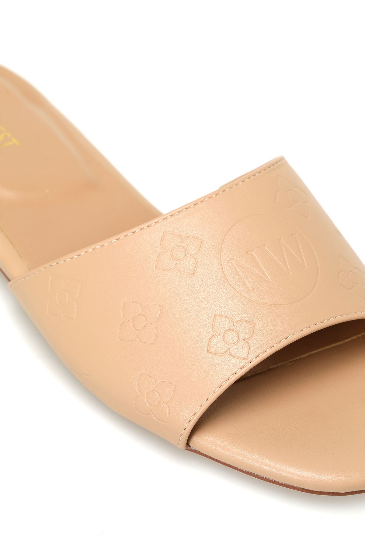 Nine West-شبشب مسطح للسيدات من Valles 4fx Cream 7