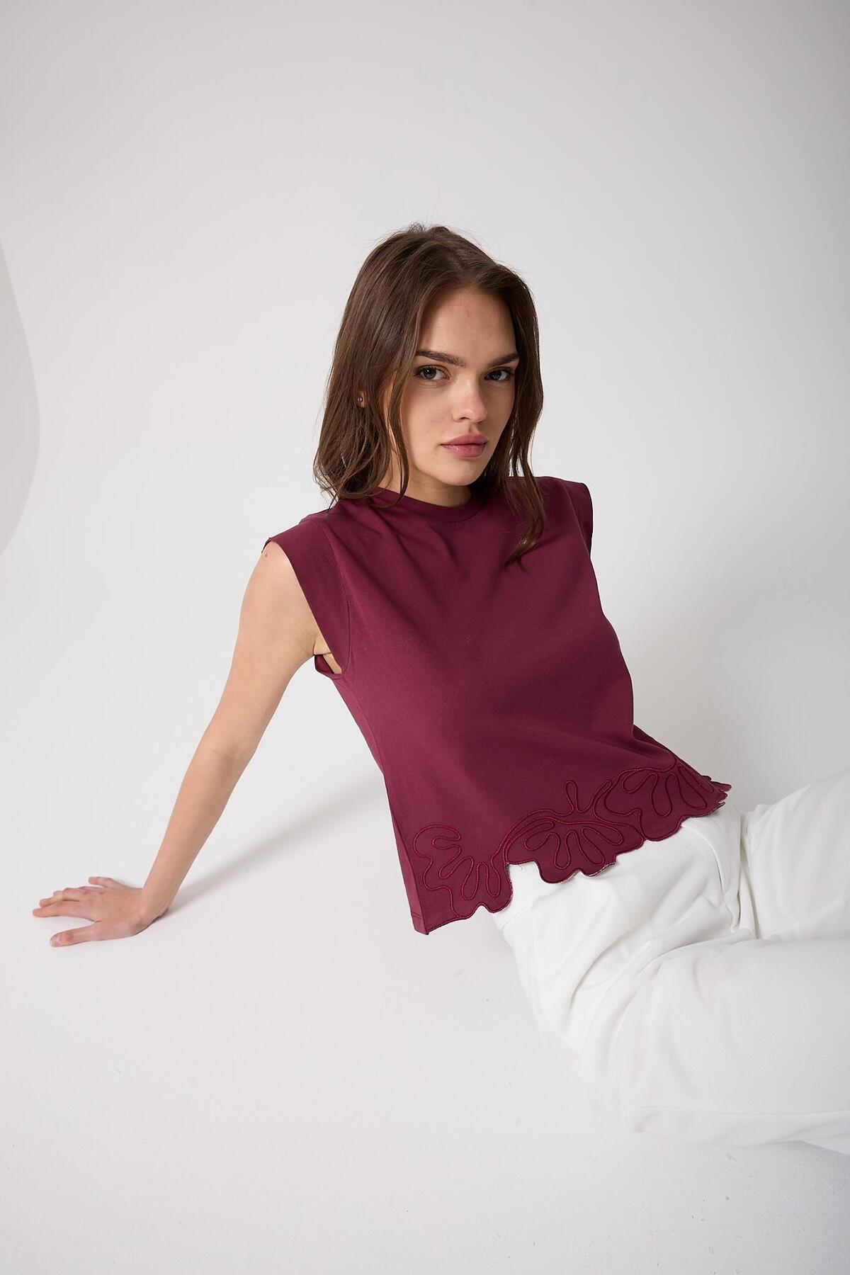 AMİDA  Kadın Bordo Vatka Görünümlü Lazer Kesim Nakış Detaylı Tasarım T-Shirt - 2518 - Görsel 3