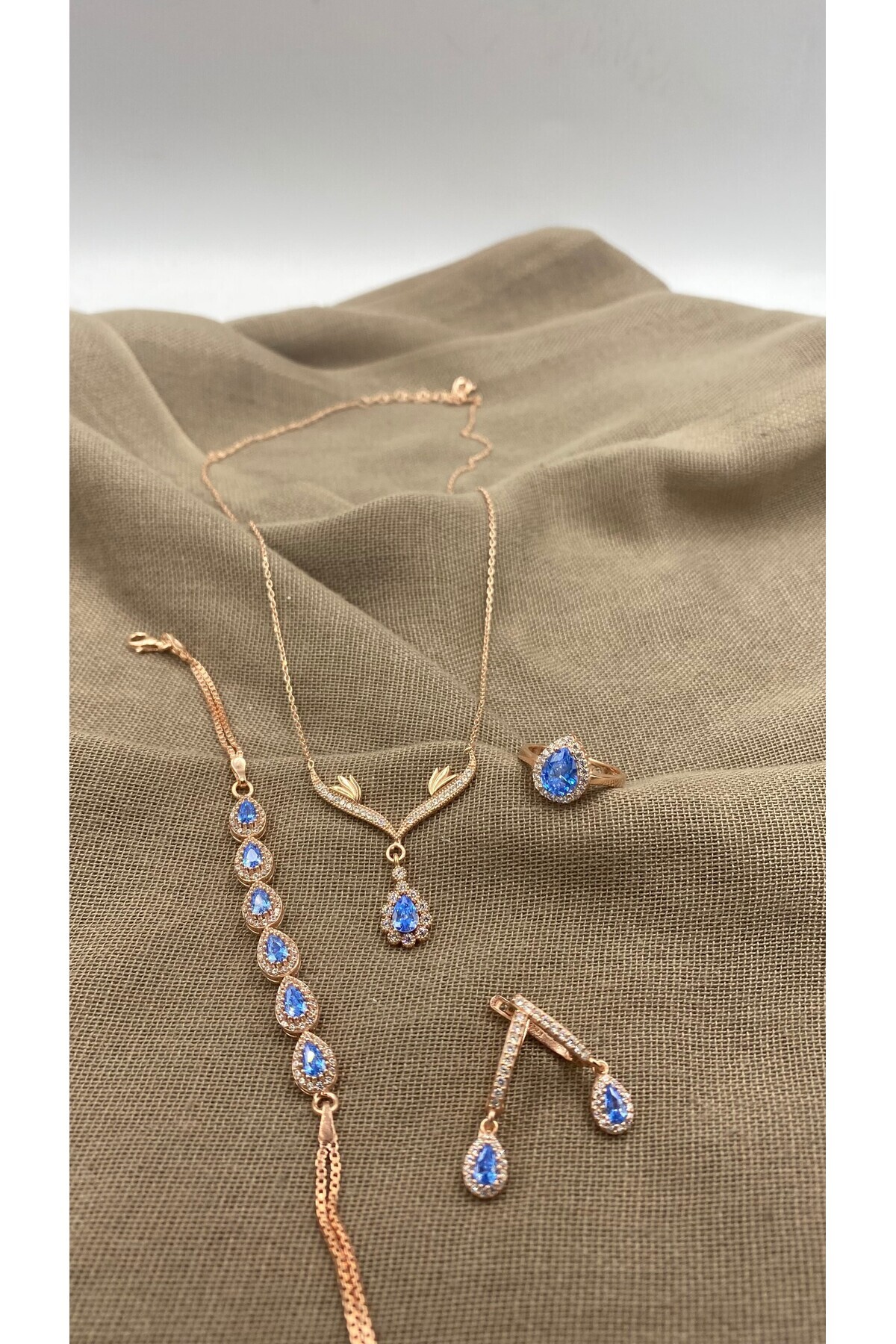 SURA SILVER AKUAMARİN DAMLA MODEL 925 AYAR ROSE GÜMÜŞ SET (KOLYE,BİLEKLİK,KÜPE VE AYARLANABİLİR YÜZÜK)