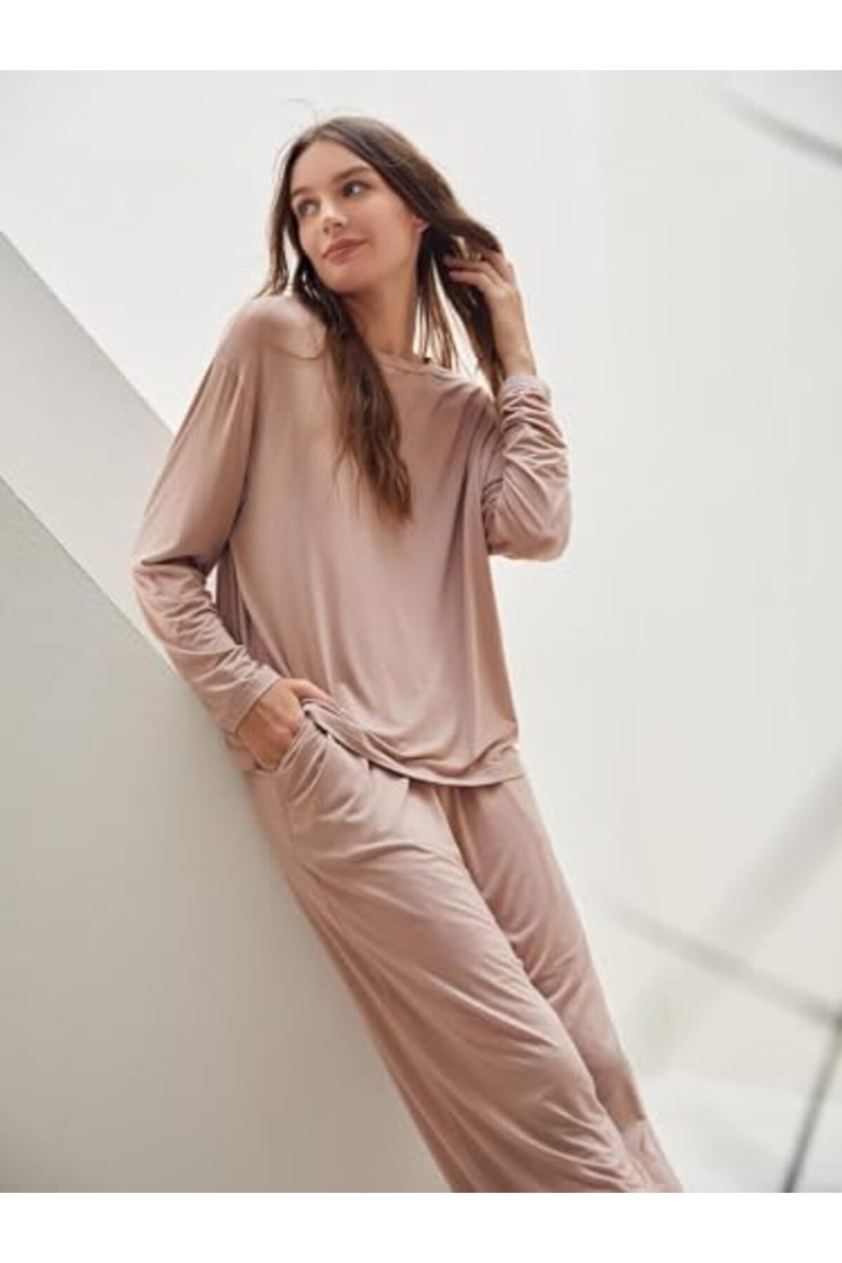 طقم بيجامة منزلية فضفاض من الفيسكوز، مكون من قطعتين - تيشيرت وبنطال من BUNCA - لون وردي باهت