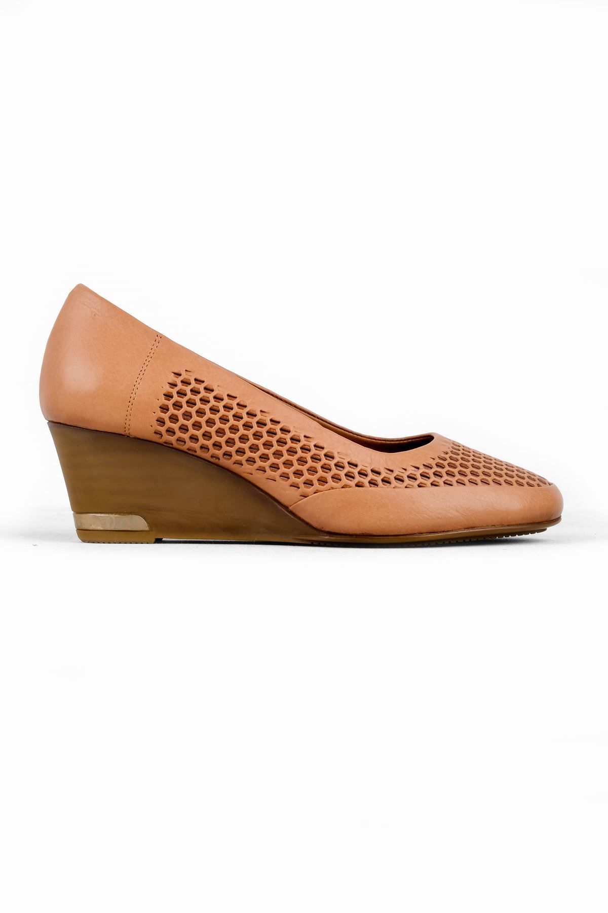 Lal Shoes & Bags-حذاء Sierta نسائي من الجلد الطبيعي بنمط قرص العسل - أسمر ضارب للصفرة 2