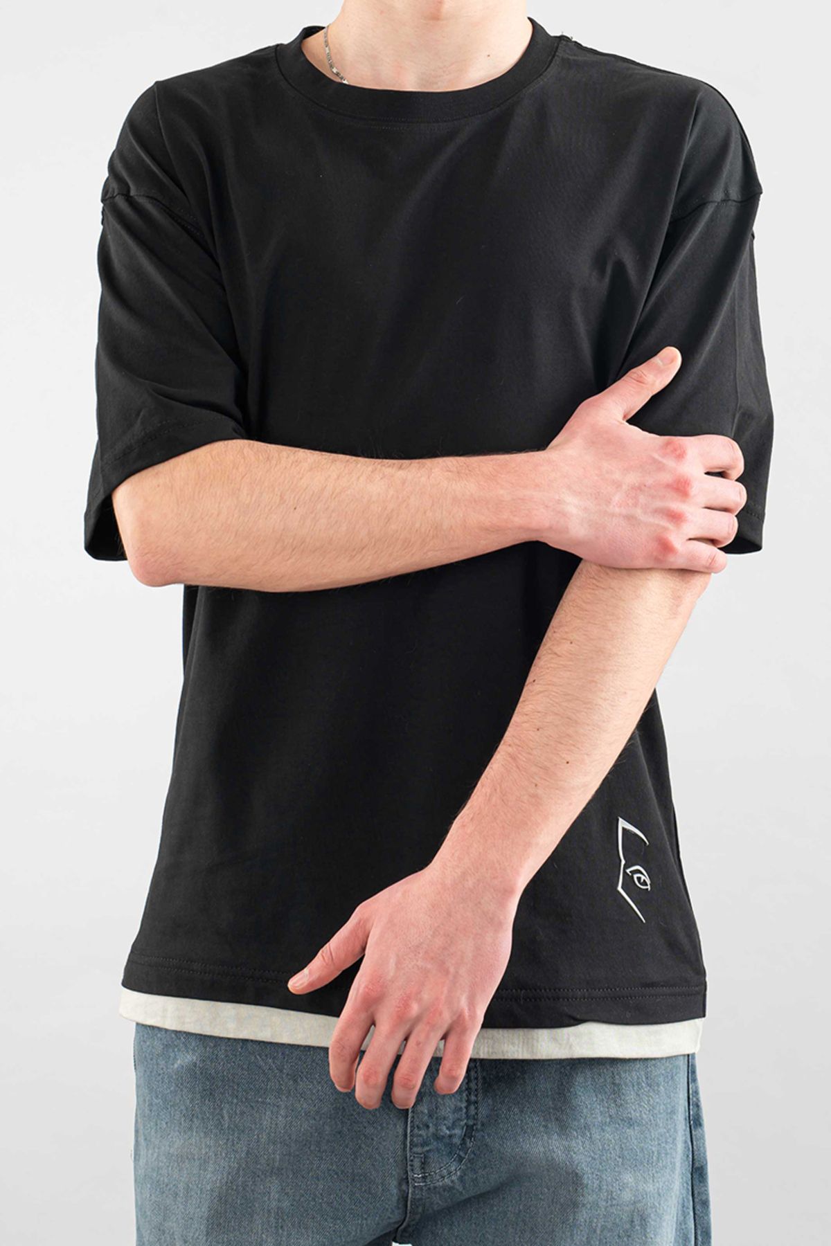 bombe-Ανδρικό μπλουζάκι με λαιμόκοψη Basic Semi Oversize Μαύρο μπλουζάκι με απλό εμπριμέ 5