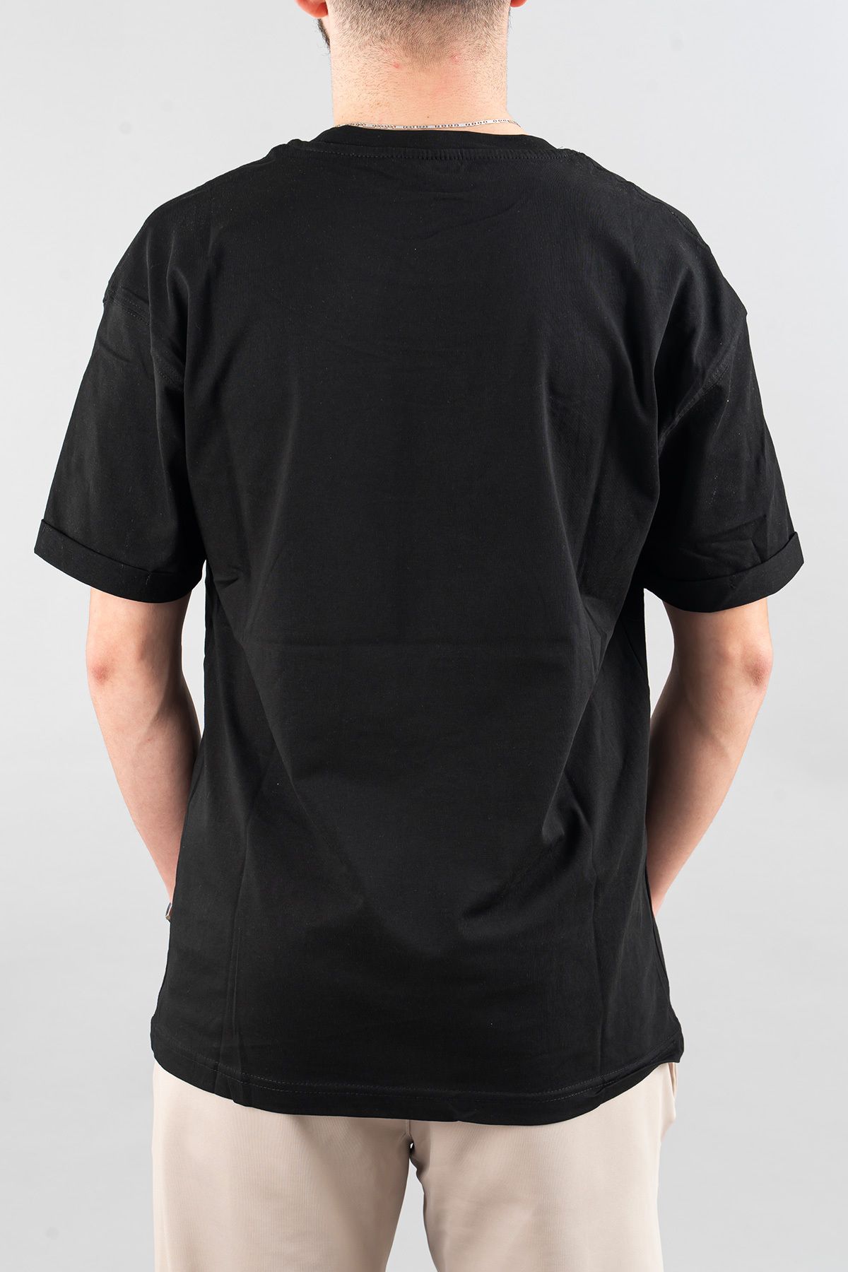 bombe-Ανδρικό μπλουζάκι με λαιμόκοψη Basic Semi Oversize Μαύρο μπλουζάκι με απλό εμπριμέ 6