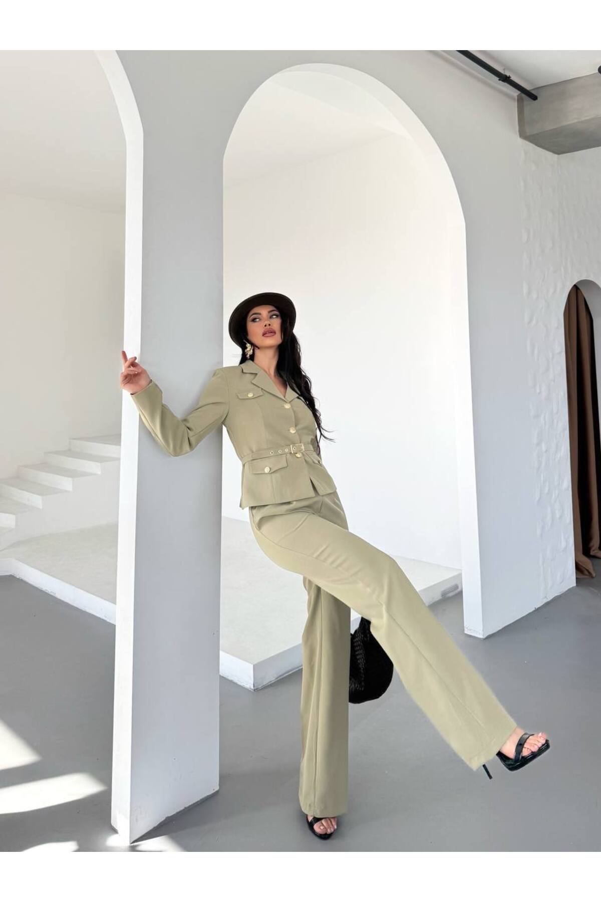 Costume tailleur kaki à ceinture avec boutons dorés pour femme - Görsel 5