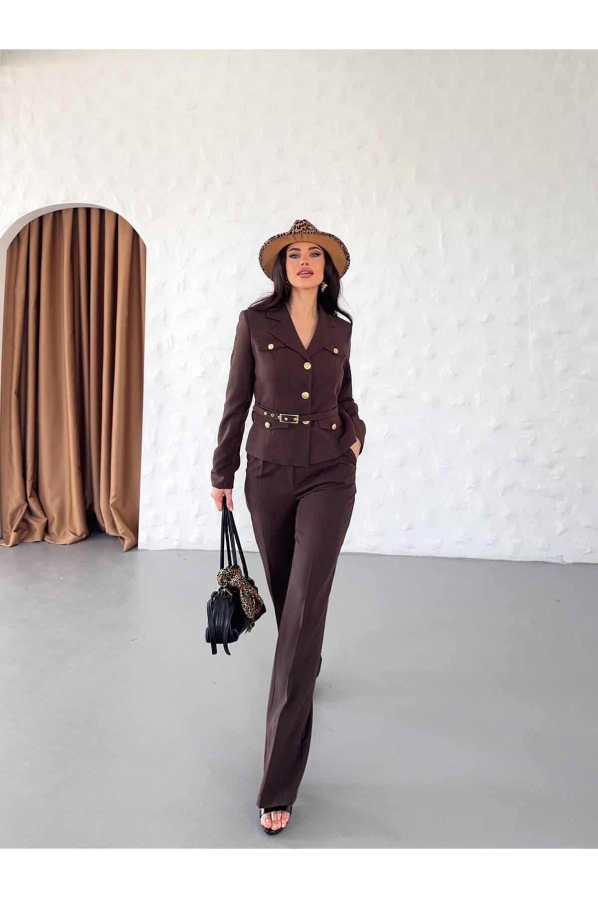 Costume femme marron avec ceinture et détails boutons dorés - Görsel 4