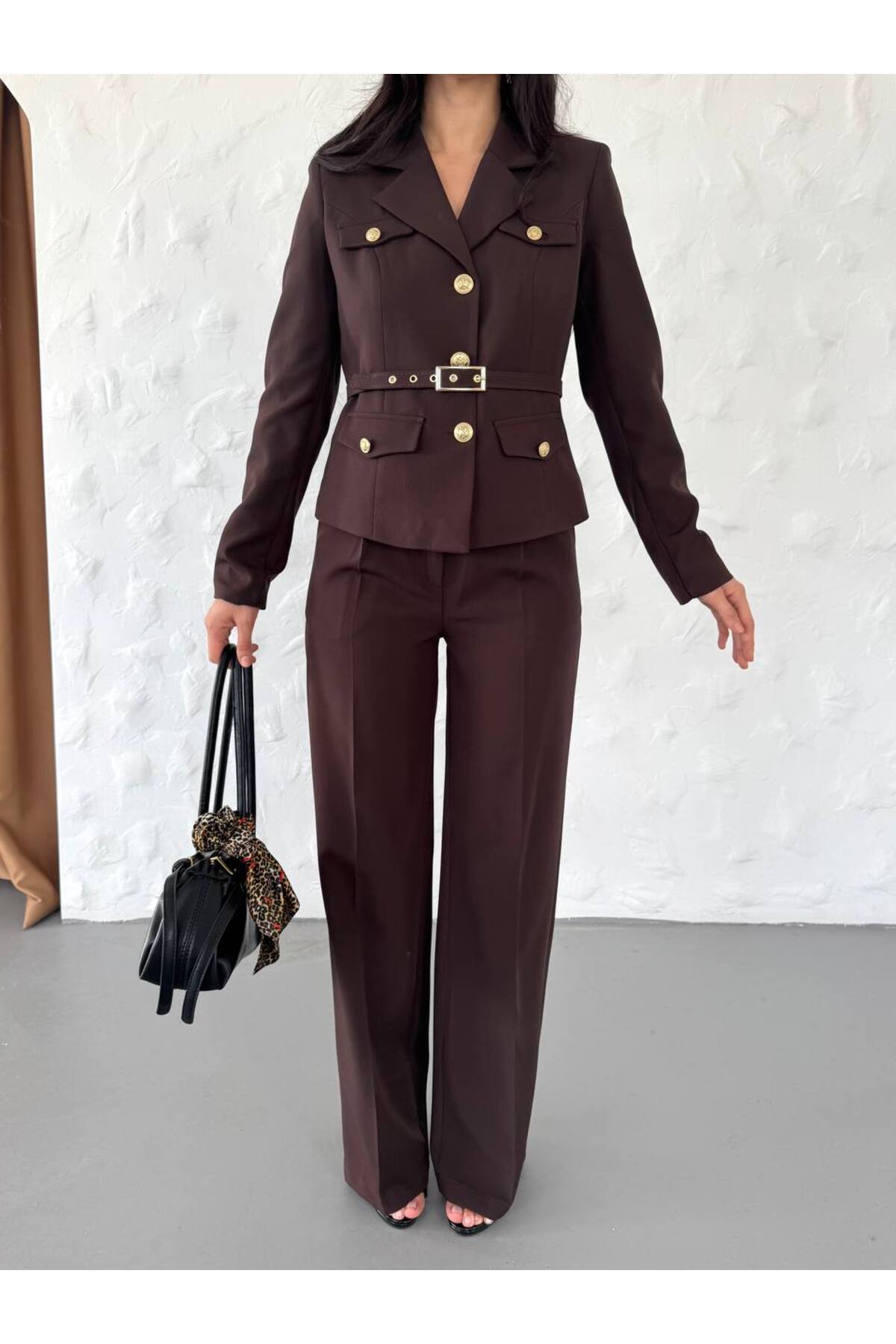 Costume femme marron avec ceinture et détails boutons dorés - Görsel 5