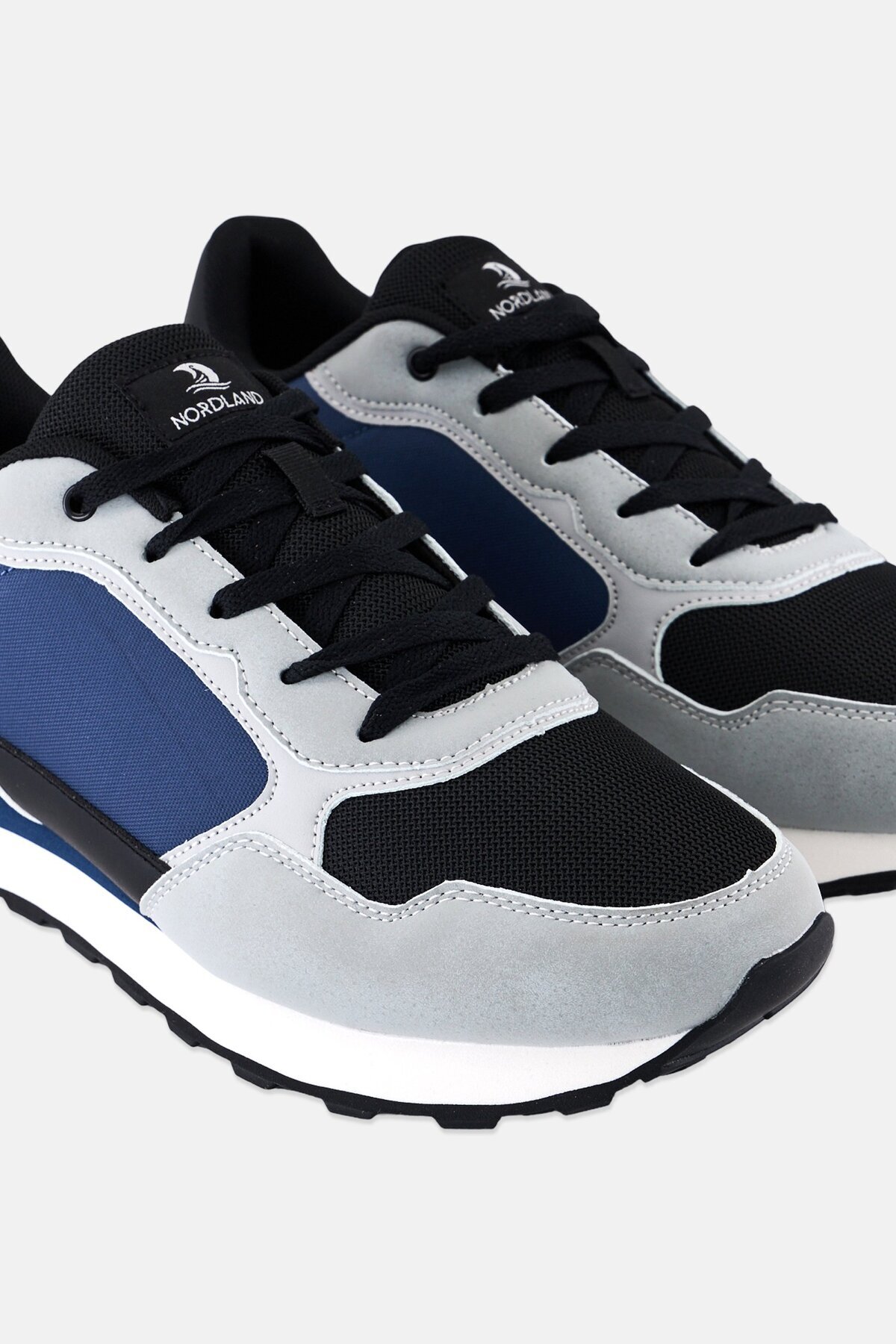 حذاء رياضي رجالي خارجي برباط وشعار العلامة التجاري...