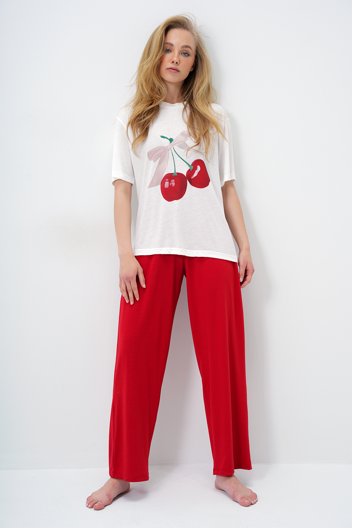 Trend Alaçatı Stili Rotes Damen-Pyjama-Set mit Rundhalsausschnitt, bedrucktem T-Shirt und einfarbiger Hose Pjm-X13883