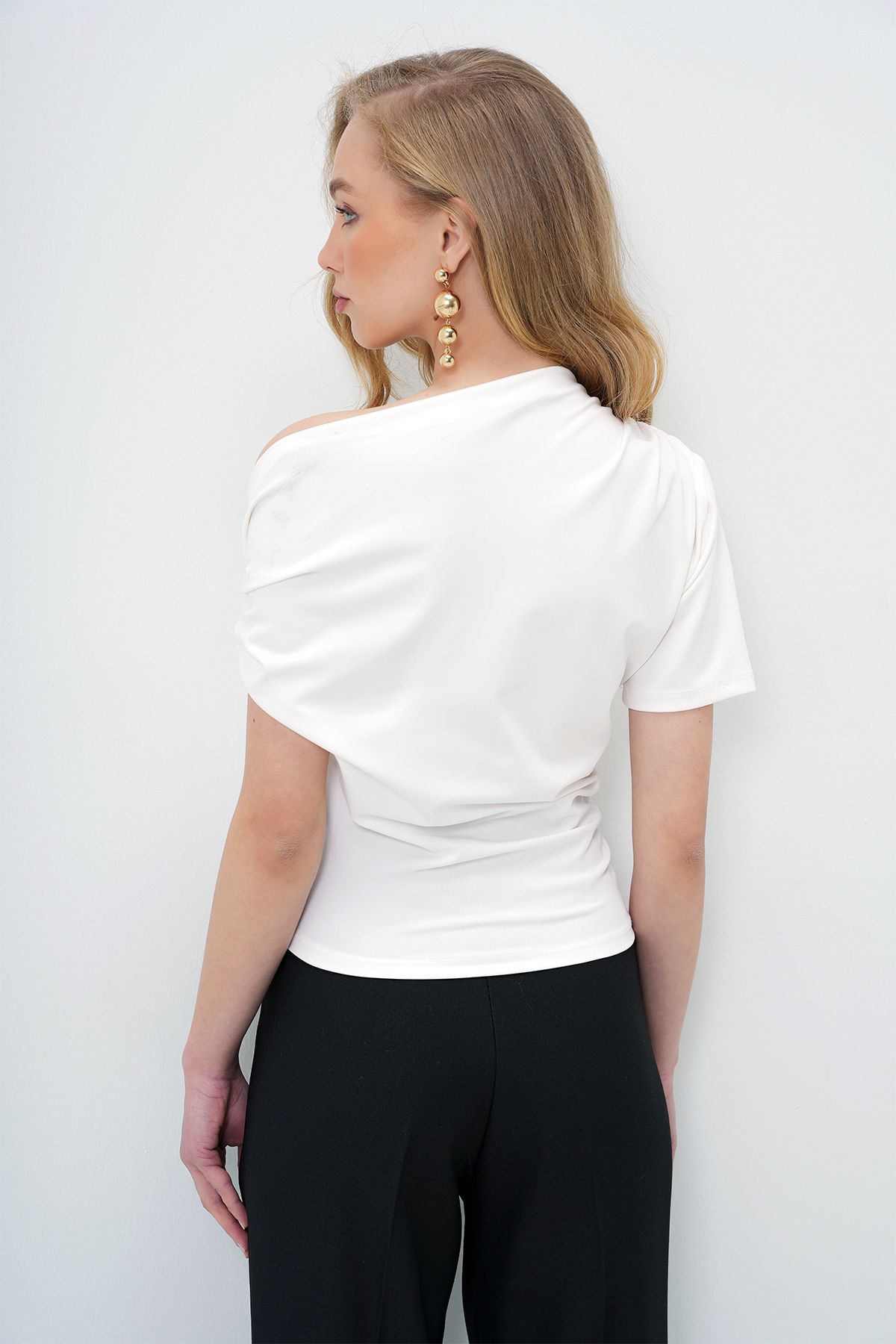 Trend Alaçatı Stili-Ecru Damen Bluse mit asymmetrischem Ausschnitt und drapierten Schultern ALC-X13894 6