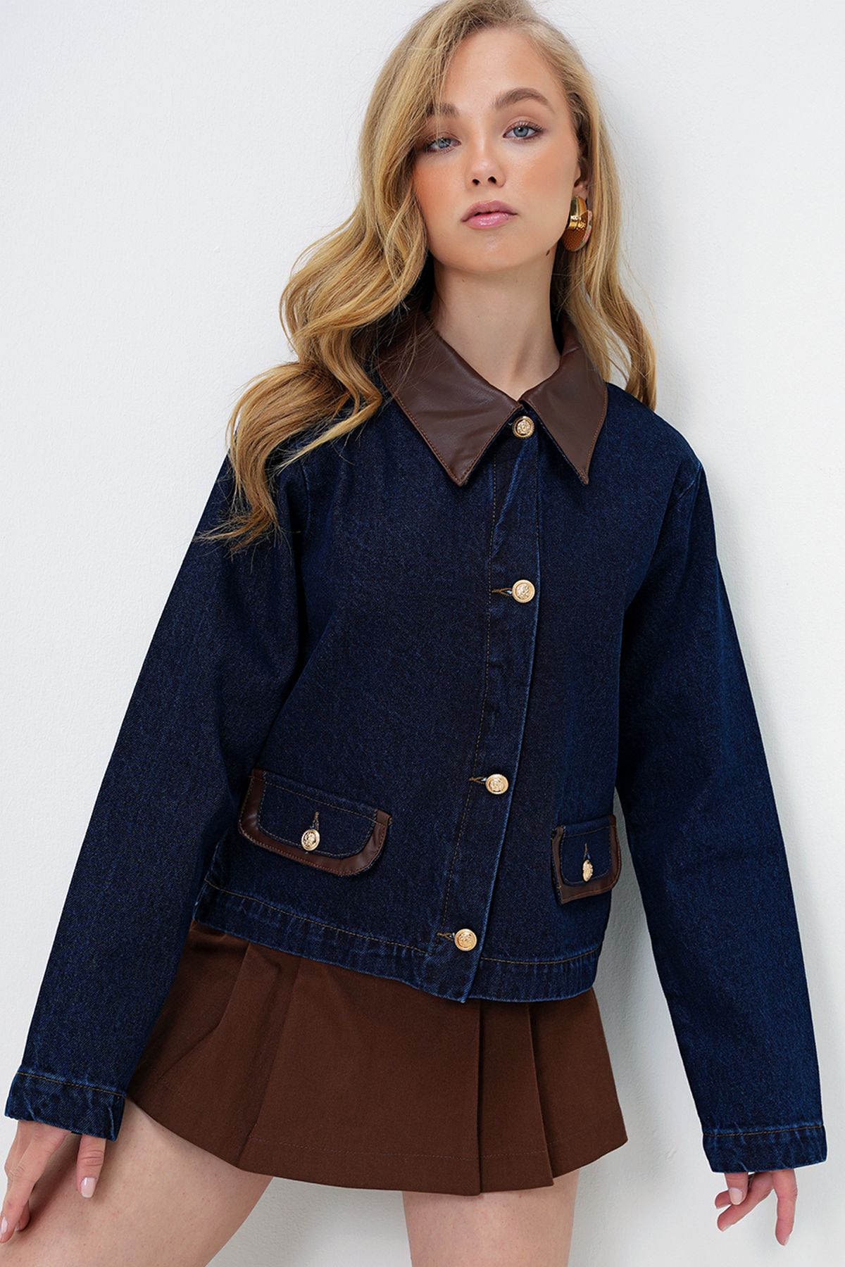 Trend Alaçatı Stili Kadın Lacivert Deri Detaylı Crop Jean Ceket ALC-X13936