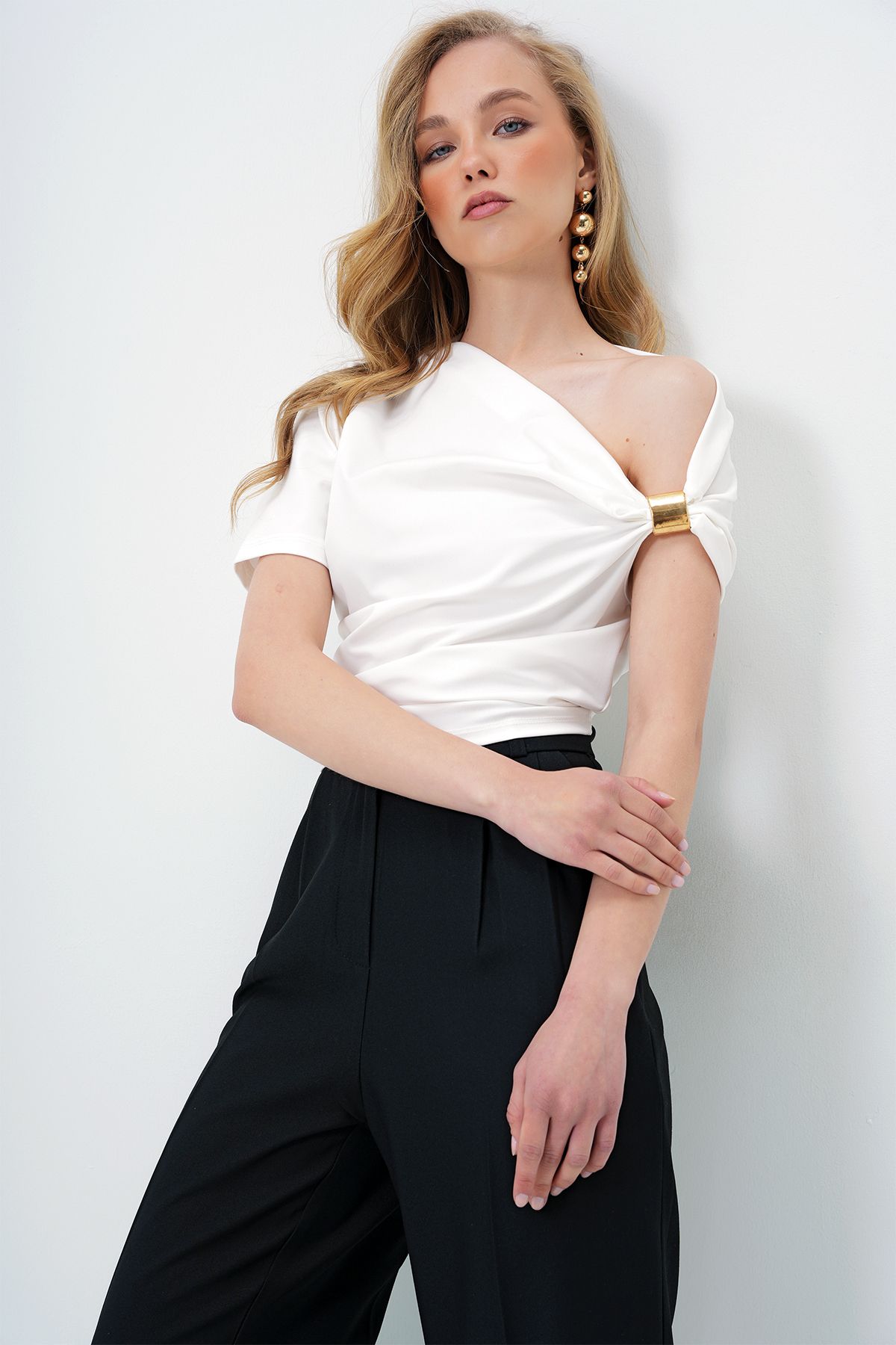 Trend Alaçatı Stili-Ecru Damen Bluse mit asymmetrischem Ausschnitt und drapierten Schultern ALC-X13894 2