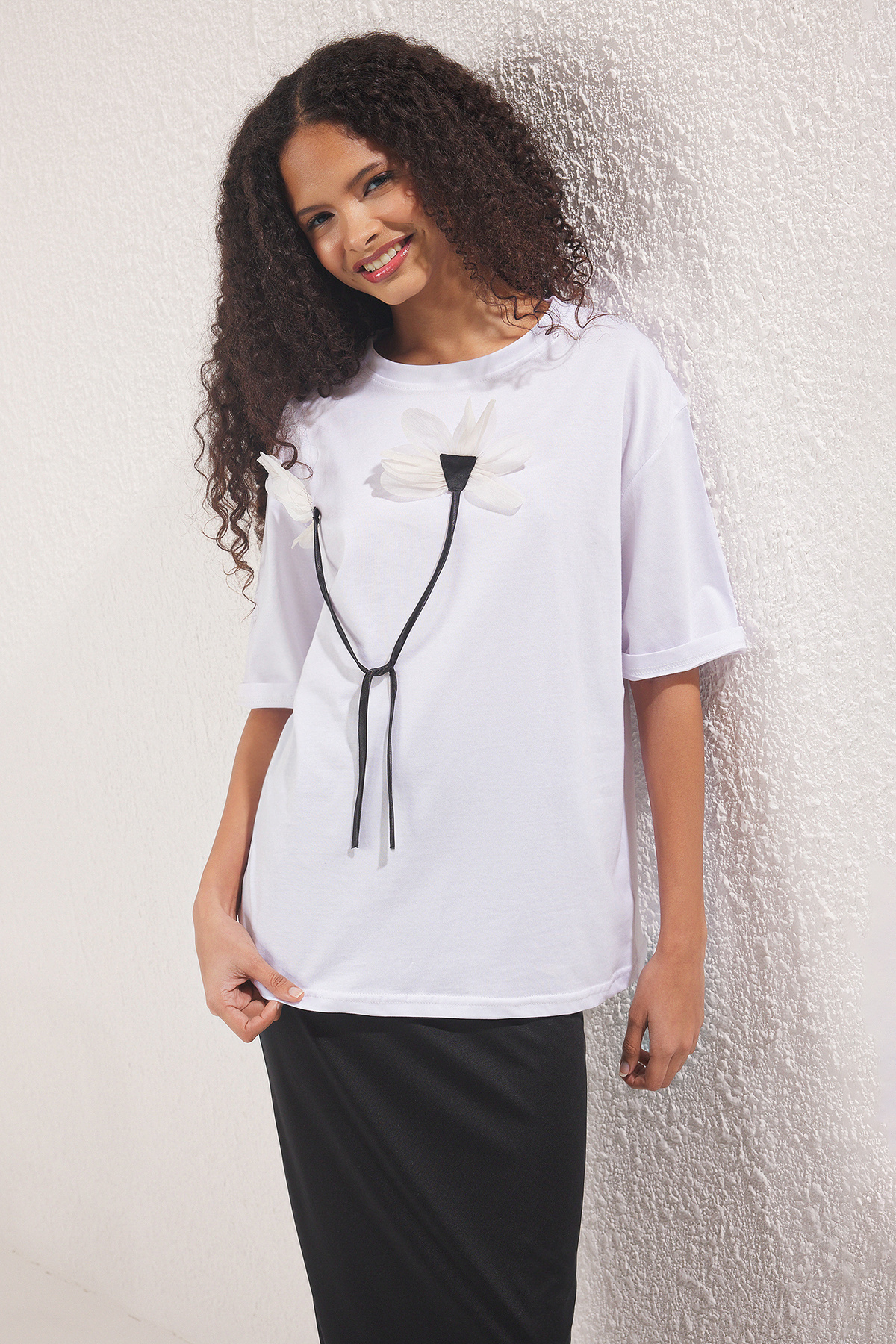 Trendyolmilla  Beyaz %100 Pamuk Çiçek Aksesuar Detaylı Rahat/Relaxed Kesim Örme T-Shirt TWOSS25TS00200