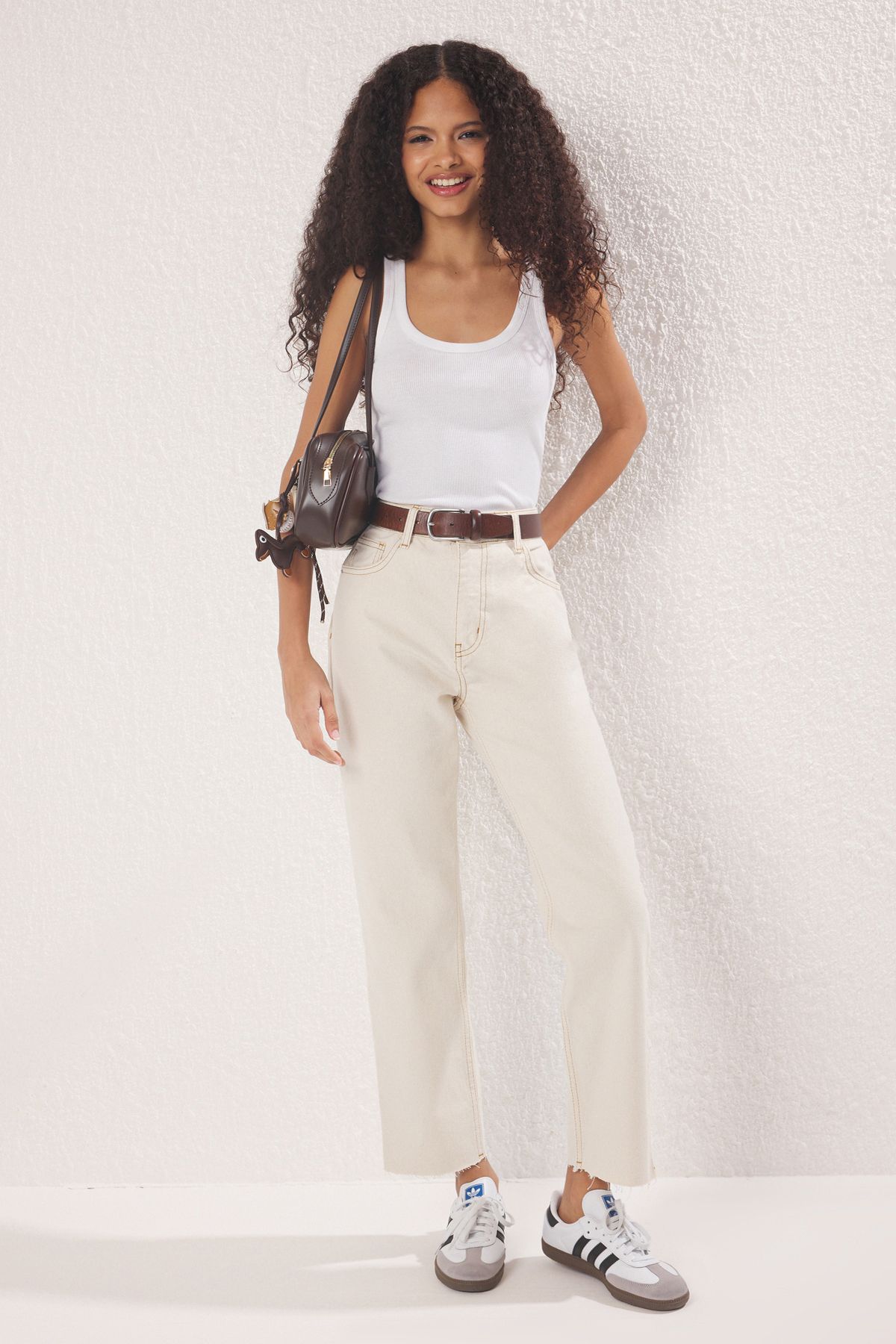 Trendyol Collection Ecru Cut-Off Jeansy z wysokim stanem i prostymi nogawkami