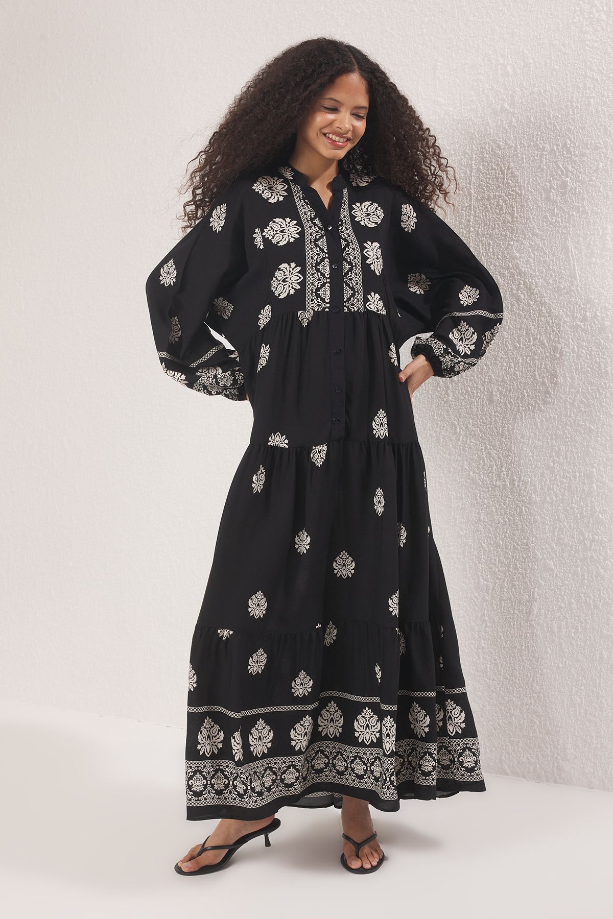 Trendyol Modest-Schwarz gemustertes Viskose-Webkleid TCTSS24EB00221 2