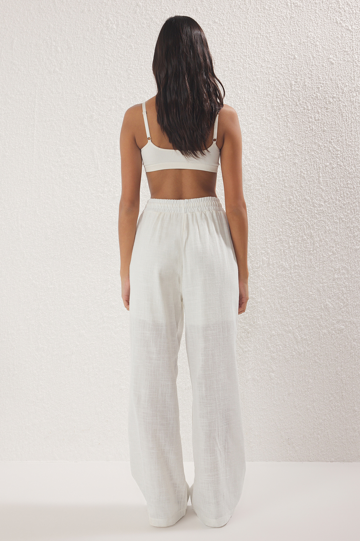 Trendyolmilla  Beyaz Keten Görünümlü Wide Leg/Geniş Paça Şort Astarlı Beli Lastikli Pantolon TWOSS25PL00121 - Görsel 4