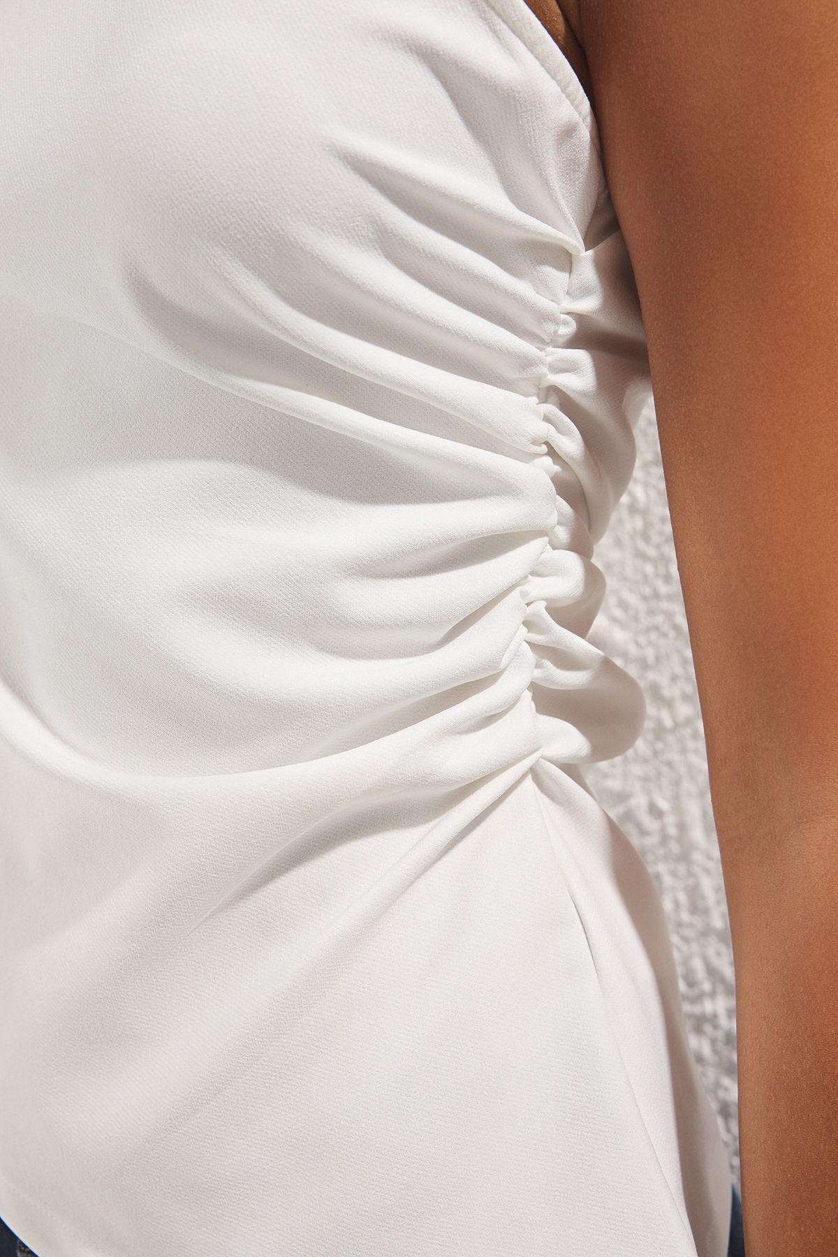 Trendyol Collection-Weiße, drapierte, asymmetrisch geschnittene, taillierte Webbluse TWOSS25BZ00546 3