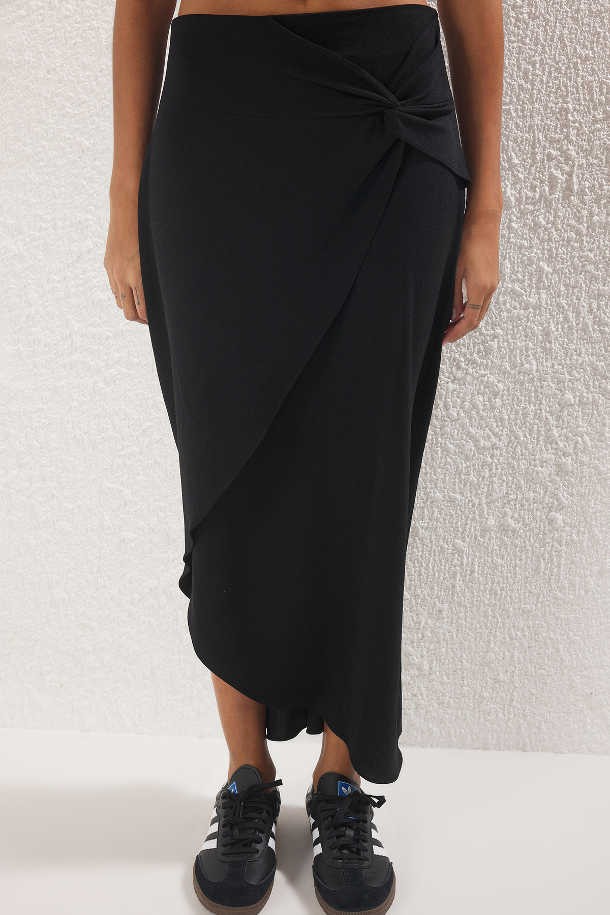 Trendyolmilla  Siyah Ayrobin Düğüm Detaylı Midi Etek TWOSS25ET00190 - Görsel 3