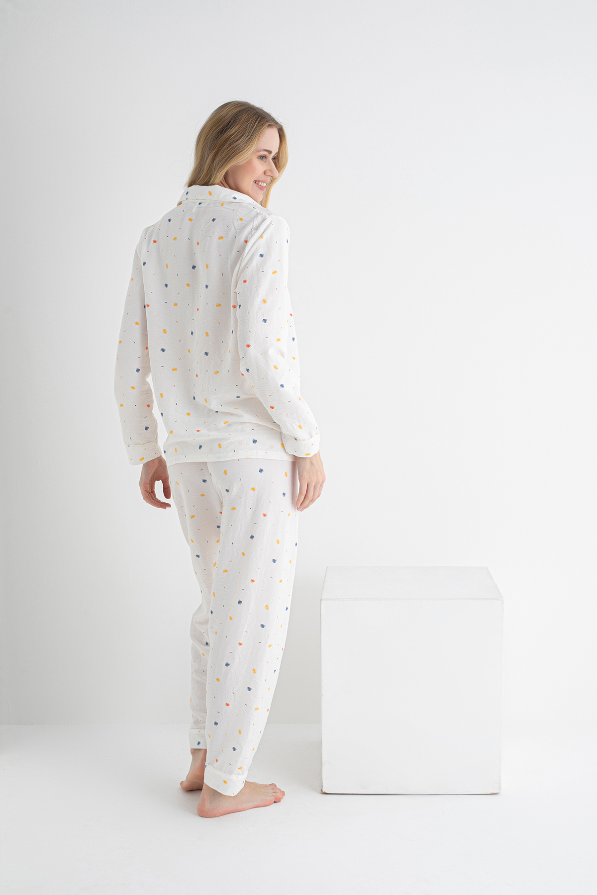 DOFİ  Kadın Ekru Renkli Fırça Desenli Pijama Takımı – Uzun Kollu, Düğmeli, Aerobin Kumaş - Görsel 7