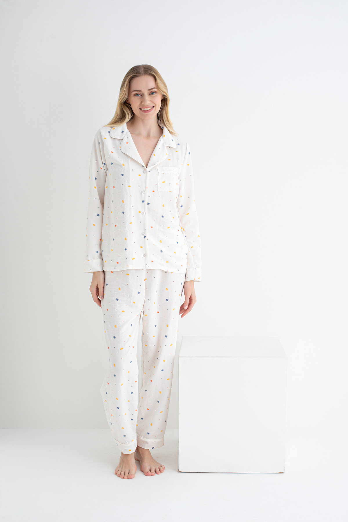 DOFİ  Kadın Ekru Renkli Fırça Desenli Pijama Takımı – Uzun Kollu, Düğmeli, Aerobin Kumaş - Görsel 6