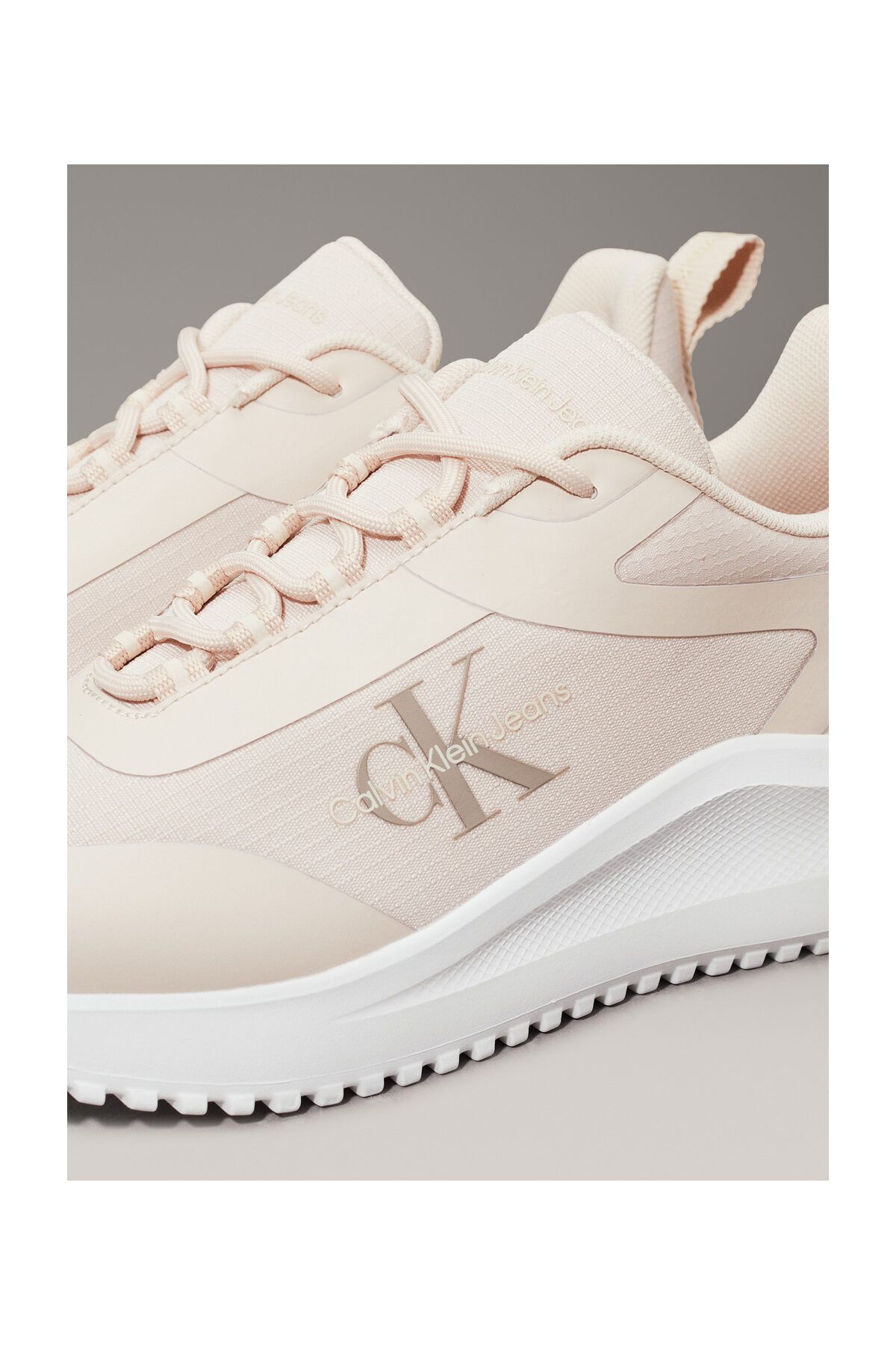 Calvin Klein-Eva Runner Low - حذاء بتفاصيل دانتيل ML WN 8