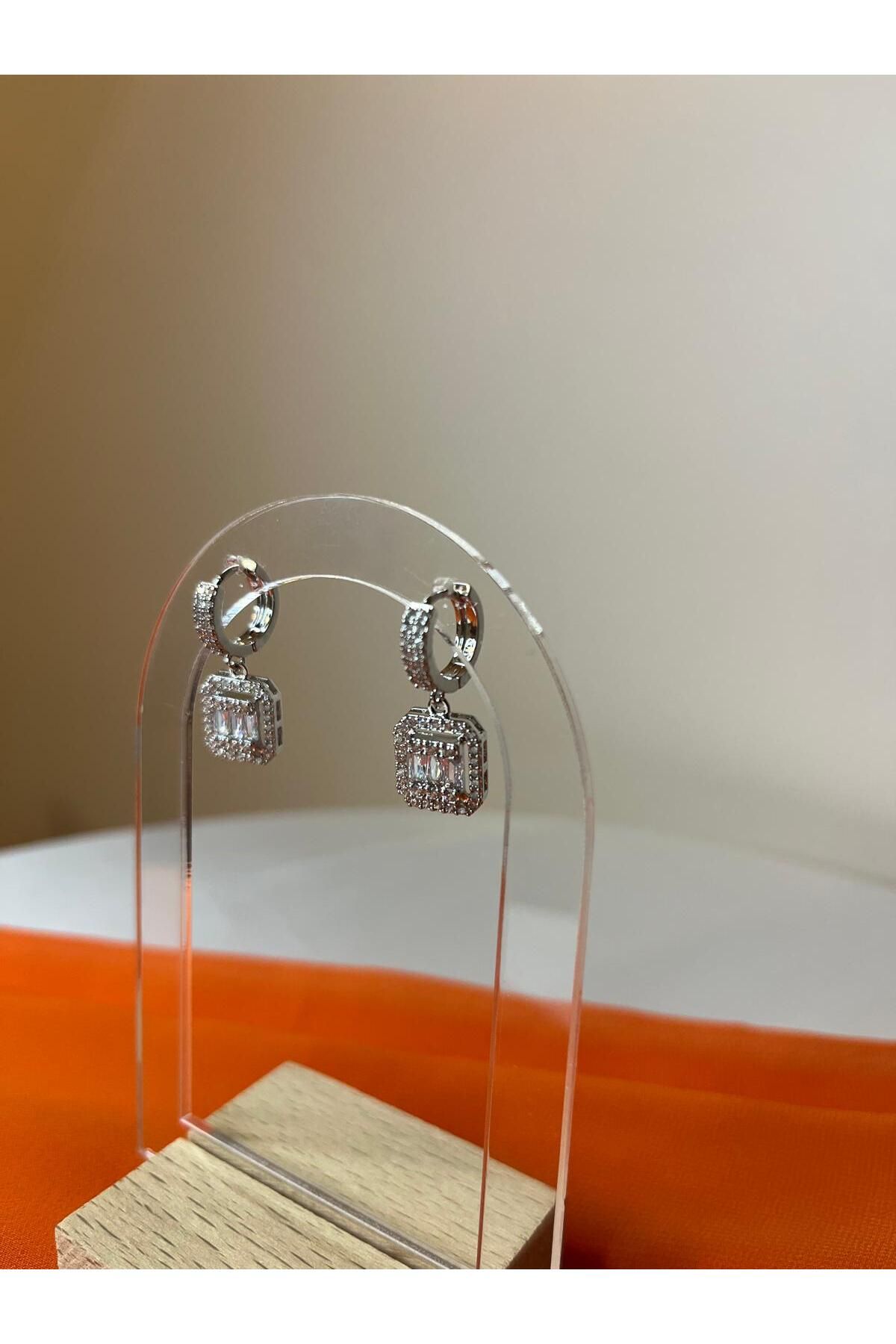 DENİZ ERKUL JEWELRY Çelik Zirkon Baget Taşlı Halka Küpe