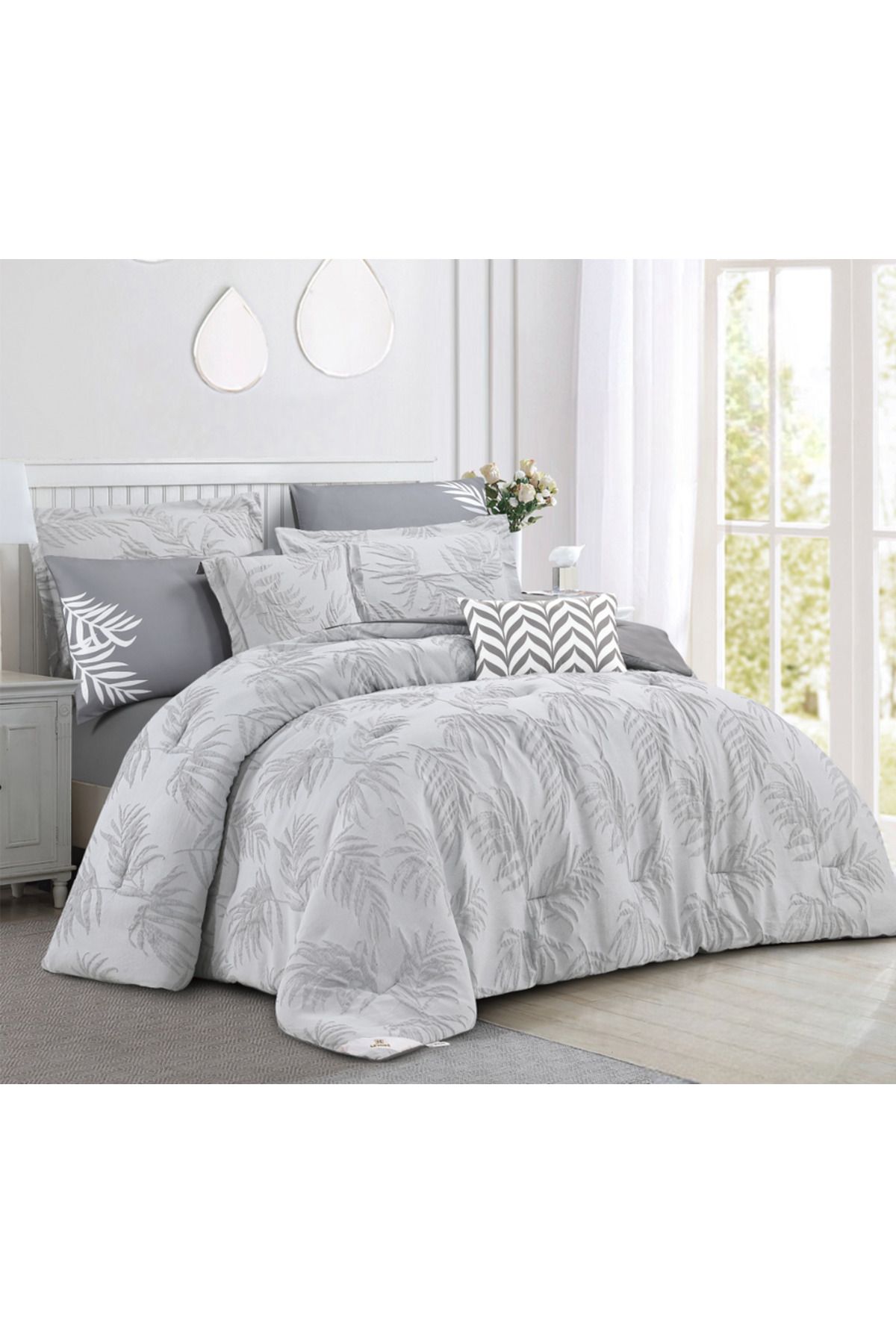 Levore-Livori comforter set, made of durable and soft fabric, with a modern and distinctive pattern that satisfies all tastes, 8 pieces, king size 1