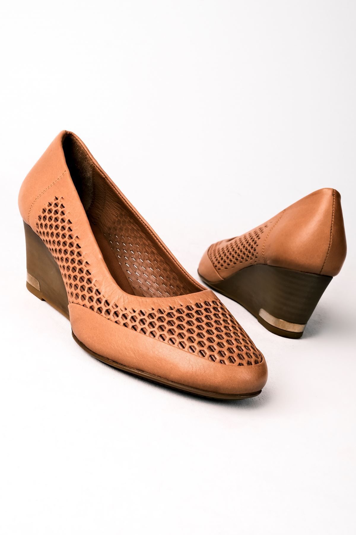 Lal Shoes & Bags-حذاء Sierta نسائي من الجلد الطبيعي بنمط قرص العسل - أسمر ضارب للصفرة 1