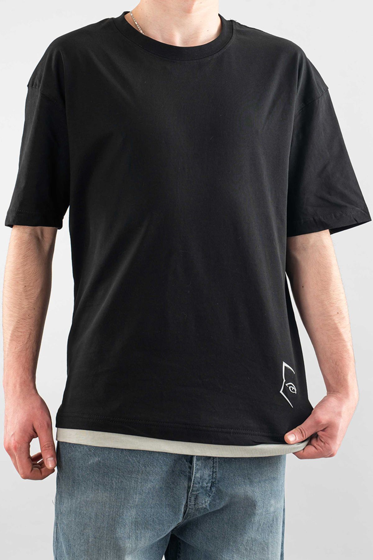 bombe-Ανδρικό μπλουζάκι με λαιμόκοψη Basic Semi Oversize Μαύρο μπλουζάκι με απλό εμπριμέ 4