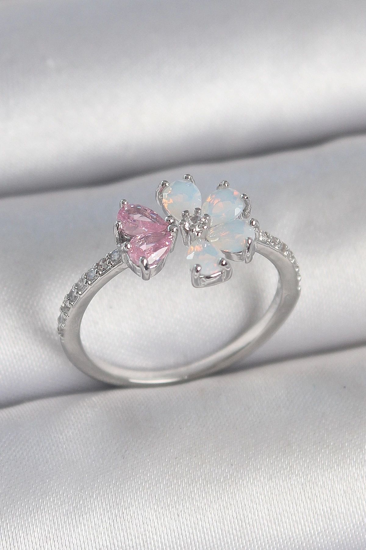adshome Pirinç Gümüş Renk Beyaz Mineli Pembe Zirkon Taşlı Çiçek Model Kadın Yüzük