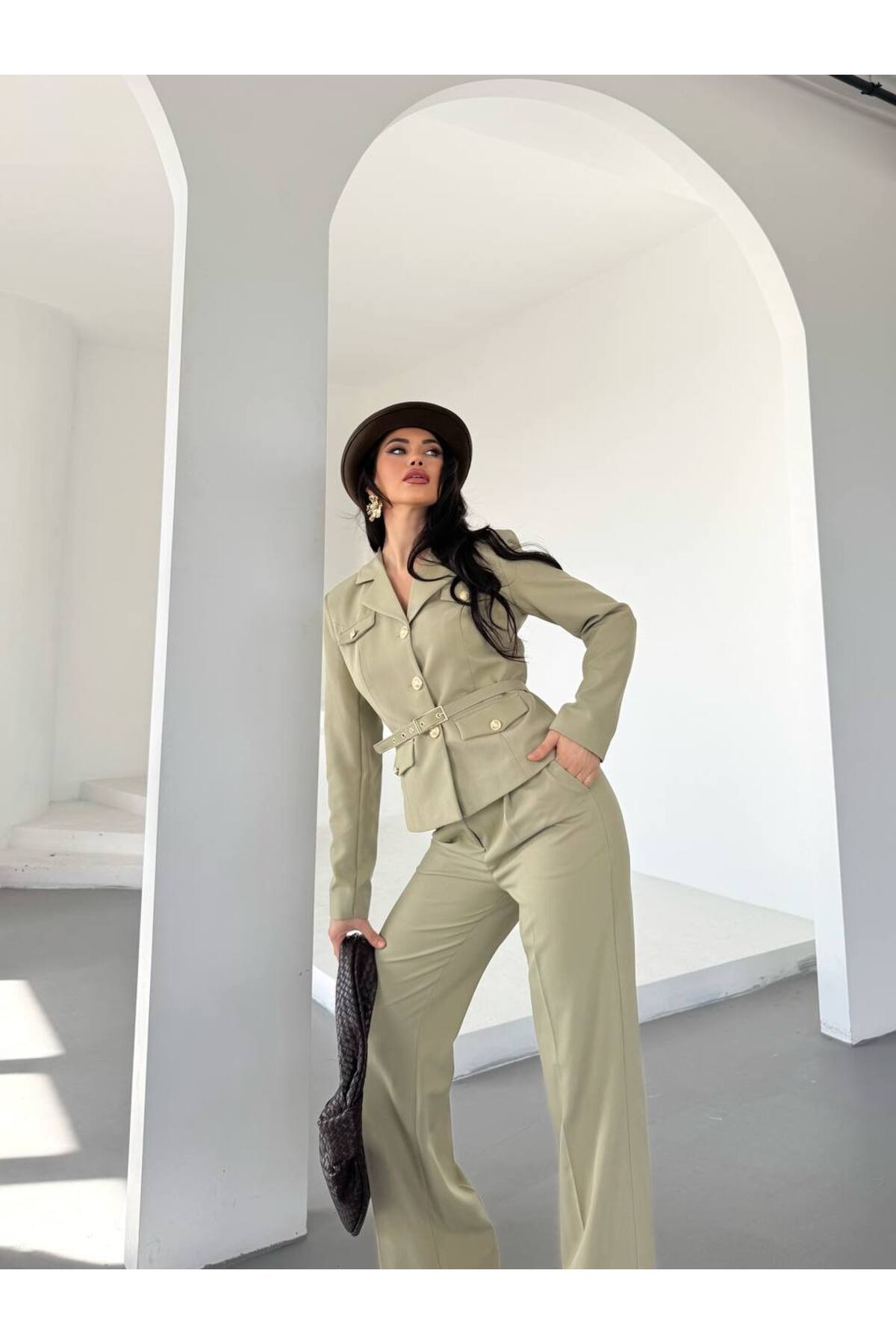 Costume tailleur kaki à ceinture avec boutons dorés pour femme - Görsel 4
