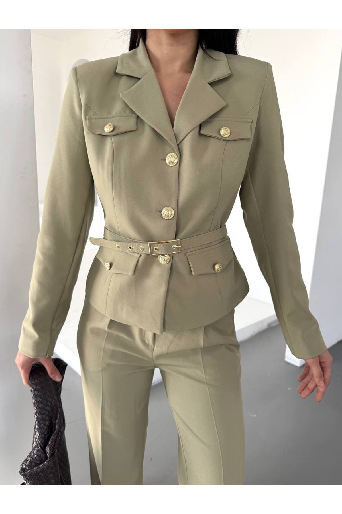 Costume tailleur kaki à ceinture avec boutons dorés pour femme - Görsel 8