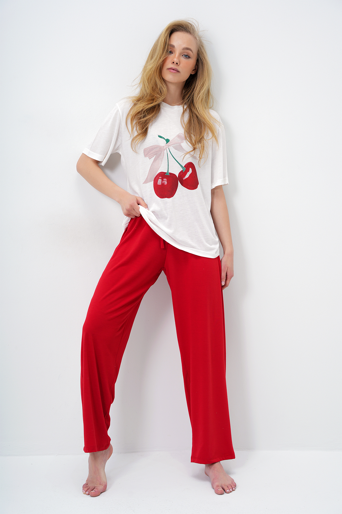 Trend Alaçatı Stili Rotes Damen-Pyjama-Set mit Rundhalsausschnitt, bedrucktem T-Shirt und einfarbiger Hose Pjm-X13883
