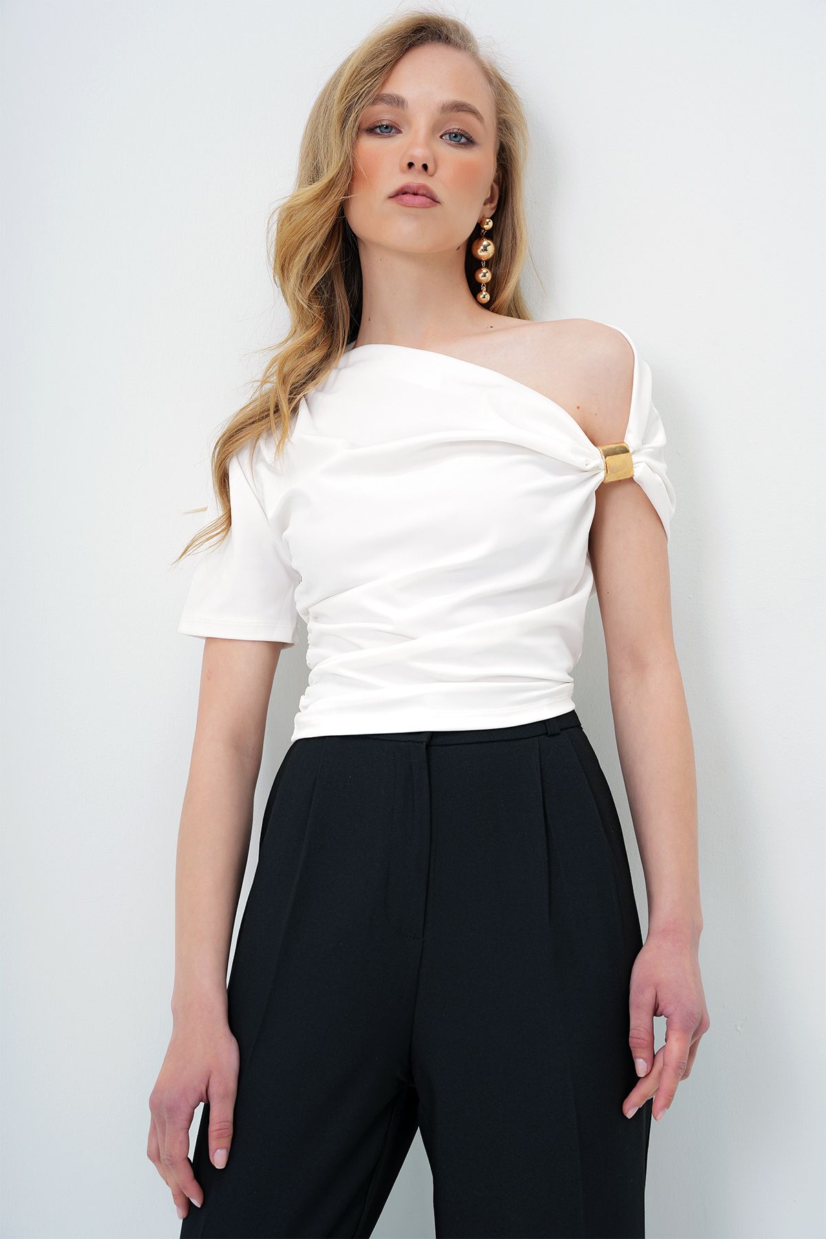 Trend Alaçatı Stili-Ecru Damen Bluse mit asymmetrischem Ausschnitt und drapierten Schultern ALC-X13894 4
